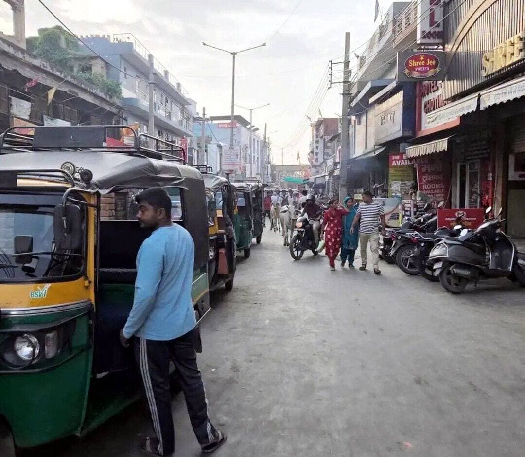 रेलवे स्टेशन के बाहर ट्रैफिक पर लगा 'ग्रहण'
फुटपाथ पर अतिक्रमण से रोज लग रहा जाम
ऑटो-ई-रिक्शा के जमावड़े से रोज जूझ रहे शहरवासी
रेवाड़ी समाचार पंकज कुमार।
नगर के रेलवे स्टेशन से सरकुलर रोड को जोड़ने वाला शहर का मुख्य मार्ग इन दिनों यातायात अव्यवस्था और अतिक्रमण की गिरफ्त में है। स्टेशन पर यात्रियों को लेने-छोड़ने आने वाले वाहन चालकों को सड़क पर जगह-जगह खड़े ऑटो, टेंपो और ई-रिक्शा के जमावड़े के कारण बार-बार जाम का सामना करना पड़ रहा है। बेतरतीब खड़े वाहनों से सड़क की उपयोगी चौड़ाई कम हो गई है, जिससे वाहन चालकों के साथ पैदल यात्रियों को भी परेशानी झेलनी पड़ रही है।
समस्या केवल ऑटो-टेंपो और ई-रिक्शा के जमावड़े तक सीमित नहीं है। दुकानदारों और होटल संचालकों द्वारा सड़क व फुटपाथ के बाहर सामान रखने से मार्ग और संकरा हो रहा है। लेकिन संबंधित विभागों की ओर से प्रभावी और स्थाई कार्रवाई नजर नहीं आ रही। खास बात यह है कि इस मार्ग की व्यवस्था नगर परिषद रेवाड़ी, यातायात पुलिस और रेलवे विभाग से जुड़ी है। इसके बावजूद समस्या लगातार बनी हुई है। सामाजिक कार्यकर्ता प्रकाश खरखड़ा ने इसे केवल यातायात की समस्या न बताते हुए आम नागरिकों की सुरक्षा से जुड़ा गंभीर मुद्दा बताया है। उन्होंने मुख्यमंत्री, शहरी निकाय मंत्री व केन्द्रीय रेल मंत्री को पत्र लिखकर इस समस्या से अवगत कराया है और निजात दिलाने की मांग की है।