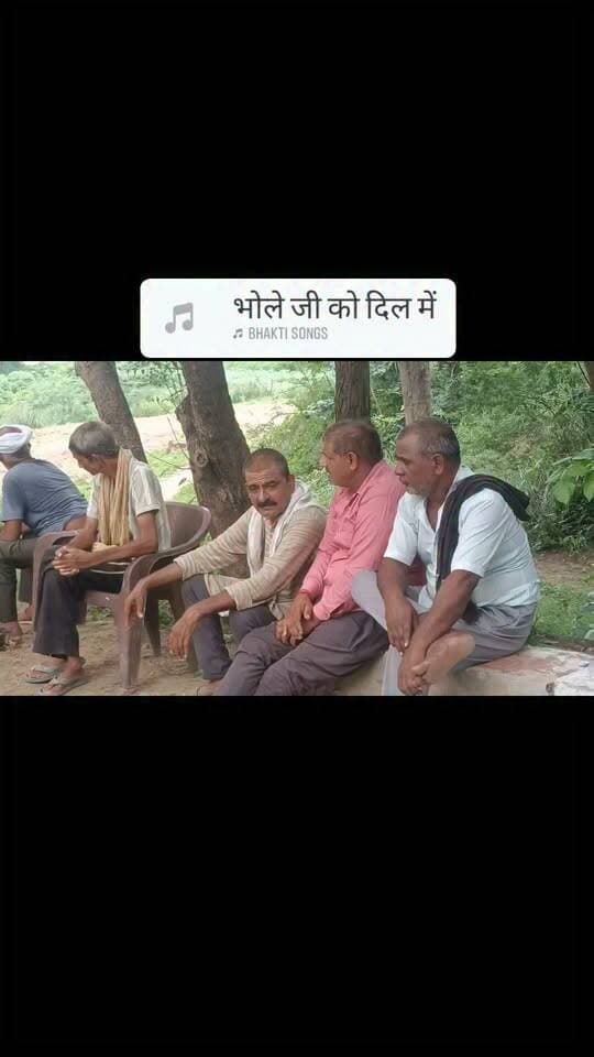 प्रथम डाक कांवड़ के उपरांत जसापुर में विशाल भंडारा, गांव की एकता और श्रद्धा बनी मिसाल
जसापुर। ग्राम जसापुर में भगवान भोलेनाथ के प्रति अटूट आस्था और ग्रामीणों की एकजुटता का अद्भुत नजारा देखने को मिला। गांव की प्रथम डाक कांवड़ रविवार शाम 6 बजे बिठूर के लिए रवाना हुई थी। कांवड़ यात्रा में शामिल श्रद्धालु सोमवार सुबह 6 बजे सेंगुर नदी के तट पर स्थित भोले बाबा मंदिर पहुंचे, जहां विधि-विधान से जलाभिषेक कर भगवान शिव को पवित्र गंगाजल अर्पित किया गया।
कांवड़ यात्रा की सफलता और भोलेनाथ के आशीर्वाद के उपलक्ष्य में बुधवार को पूरे गांव के सहयोग से एक विशाल भंडारे का आयोजन किया गया। इस आयोजन की सबसे विशेष बात यह रही कि भंडारे की पूरी व्यवस्था गांव के लोगों ने स्वयं संभाली। किसी भी बाहरी व्यक्ति को भोजन बनाने के लिए नहीं बुलाया गया, बल्कि हर जिम्मेदारी गांव के लोगों ने अपने कंधों पर उठाई।
भंडारे की तैयारियों में युवाओं ने सब्जियां काटने, आटा गूंथने और अन्य व्यवस्थाओं की जिम्मेदारी निभाई। वहीं गांव के बुजुर्गों ने पूड़ियां सेंकने, सब्जी और खीर बनाने का कार्य संभाला। माताओं और बहनों ने घंटों बैठकर पूड़ियां बेलीं, जबकि छोटे बच्चों ने पानी लाने और अन्य छोटे-छोटे कार्यों में अपना योगदान दिया। सभी के सामूहिक प्रयास से भंडारे की तैयारी पूरी हुई।
दोपहर से शुरू हुआ भंडारा देर रात तक चलता रहा, जिसमें आसपास के गांवों से पहुंचे श्रद्धालुओं और ग्रामीणों ने प्रसाद ग्रहण किया। पूरे आयोजन के दौरान "हर-हर महादेव" और "बम-बम भोले" के जयघोष से वातावरण भक्तिमय बना रहा।
ग्रामीणों का कहना है कि यह भंडारा केवल एक धार्मिक आयोजन नहीं, बल्कि गांव की एकता, भाईचारे और सामूहिक सहयोग का प्रतीक है। सभी का मानना है कि इन कार्यों के पीछे सबसे बड़ा सहारा और प्रेरणा स्वयं भगवान भोलेनाथ की कृपा है, जिनके आशीर्वाद से हर वर्ष यह परंपरा और अधिक भव्य रूप में आगे बढ़ रही है।