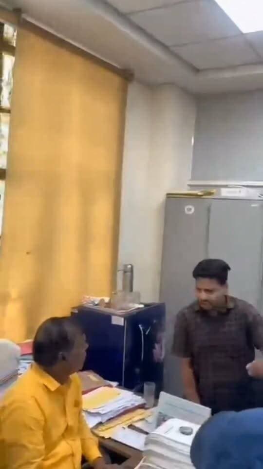मुंगेर विश्वविद्यालय में छात्रों का हंगामा, परीक्षा नियंत्रक से तीखी नोकझोंक
मुंगेर विश्वविद्यालय के परीक्षा विभाग में स्नातक सेमेस्टर-2 के दर्जनों विद्यार्थियों ने अपने रिजल्ट से जुड़ी समस्याओं को लेकर जमकर हंगामा किया। छात्रों ने आरोप लगाया कि कुछ कॉलेजों में आंतरिक परीक्षा में पैसे नहीं देने वाले विद्यार्थियों को कम अंक दिए गए या फेल कर दिया गया, जिससे उनका रिजल्ट खराब हुआ।
मामले को लेकर छात्र नेता श्रवण कुमार के नेतृत्व में विद्यार्थियों ने संबंधित कॉलेजों पर कार्रवाई की मांग की। इसी दौरान परीक्षा नियंत्रक प्रो. दशरथ प्रजापति और छात्रों के बीच तीखी नोकझोंक हो गई।बाद में परीक्षा नियंत्रक ने कुलपति से बात कर संबंधित कॉलेज से मामले की जानकारी मांगी। अब छात्रों को विश्वविद्यालय की जांच और कार्रवाई का इंतजार है।
#पब्लिकन्यूजमुंगेर #MungerNews #विश्विद्यालय #Munger