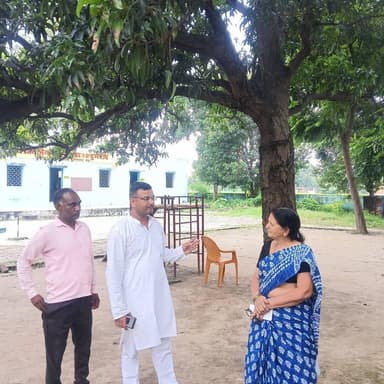 डुमरांव कम्पोजिट विद्यालय की व्यवस्था पर विक्रम जीत सिंह ने उठाए सवाल
“शिक्षकों को पढ़ाई के साथ गैर-शैक्षणिक कार्यों में लगाने से शिक्षा व्यवस्था प्रभावित न हो”
मऊ। आम आदमी पार्टी के जिलाध्यक्ष एवं राष्ट्रीय परिषद सदस्य विक्रम जीत सिंह के नेतृत्व में मऊ जनपद के सरकारी विद्यालयों के जनहित निरीक्षण अभियान के तहत आज डुमरांव कम्पोजिट विद्यालय का निरीक्षण किया गया।
निरीक्षण के दौरान विद्यालय परिसर के अंदर झाड़ियाँ उगी हुई मिलीं तथा विद्यालय में अनुशासन एवं व्यवस्था की कमी भी देखने को मिली। विद्यालय परिसर की साफ-सफाई और बेहतर प्रबंधन की आवश्यकता महसूस हुई।
निरीक्षण के दौरान शिक्षकों ने भी अपनी समस्याएँ एवं नाराजगी व्यक्त करते हुए बताया कि शिक्षण कार्य के साथ-साथ उन्हें जनगणना, वृक्षारोपण एवं अन्य गैर-शैक्षणिक कार्यों में लगाया जाता है, जिससे विद्यालय में नियमित रूप से पढ़ाई कराने में कठिनाई आती है।
विक्रम जीत सिंह ने कहा कि शिक्षकों का मुख्य दायित्व बच्चों को गुणवत्तापूर्ण शिक्षा देना है। सरकार को यह सुनिश्चित करना चाहिए कि शिक्षकों पर अनावश्यक गैर-शैक्षणिक कार्यों का अतिरिक्त भार न पड़े, ताकि वे अपना पूरा समय बच्चों की पढ़ाई और शैक्षणिक गतिविधियों में दे सकें।
उन्होंने कहा कि मऊ जनपद के सरकारी विद्यालयों की वास्तविक स्थिति जानने और कमियों को सामने लाने के लिए निरीक्षण अभियान लगातार जारी रहेगा। सामने आने वाली समस्याओं को संबंधित अधिकारियों के समक्ष रखकर उनके समाधान की मांग की जाएगी।
आज के निरीक्षण कार्यक्रम में अवधेश मौर्य, रामचंद्र कुमार, मनजीत यादव, अंकुर यादव सहित अन्य साथी उपस्थित रहे।
