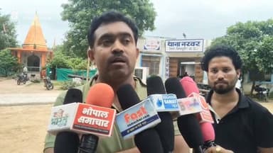 नरवर में शराब कंपनी के मैनेजर को लगी गोली, ग्वालियर में इलाज के दौरान मौत
शिवपुरी। नरवर-मगरौनी क्षेत्र में बुधवार रात शराब कंपनी के मैनेजर पंकज राय को संदिग्ध परिस्थितियों में गोली लग गई। गंभीर हालत में उन्हें नरवर से ग्वालियर रेफर किया गया, जहां उपचार के दौरान उनकी मौत हो गई।
बताया जा रहा है कि घटना के समय शराब कंपनी के करीब 4-5 लोग मौके पर मौजूद थे। गोली किन परिस्थितियों में चली और पंकज राय को गोली कैसे लगी, इसे लेकर फिलहाल स्थिति स्पष्ट नहीं है।
घटना की सूचना मिलते ही पुलिस मौके पर पहुंची और मामले की जांच शुरू कर दी। पुलिस घटना के दौरान मौजूद लोगों से पूछताछ करने के साथ ही गोली चलने की परिस्थितियों का पता लगाने में जुटी है।
पुलिस जांच पूरी होने के बाद ही घटना की वास्तविक वजह और गोली चलने की स्थिति स्पष्ट हो सकेगी।