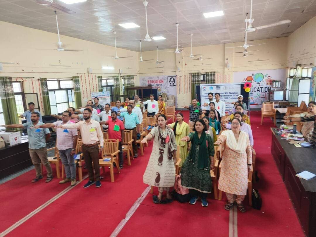 तंबाकू मुक्त शिक्षण संस्थान की दिशा में पहल
“नशा नाश की जननी है, इससे दूरी बनाएं और समाज को इसके दुष्प्रभावों के प्रति जागरूक करें।” — आकाश सारस्वत, प्राचार्य, डायट गौचर
जिला शिक्षा एवं प्रशिक्षण संस्थान (डायट) गौचर, चमोली के सभागार में बालाजी सेवा संस्थान द्वारा सलाम बॉम्बे फाउंडेशन एवं नरोत्तम सेखसरिया फाउंडेशन के सहयोग से ‘तंबाकू मुक्त शिक्षण संस्थान’ विषय पर एक दिवसीय कार्यशाला आयोजित की गई।
कार्यशाला में शिक्षण संस्थानों को शत-प्रतिशत तंबाकू मुक्त बनाने, तंबाकू नियंत्रण संबंधी प्रावधानों के प्रभावी क्रियान्वयन तथा विद्यालयों में स्वस्थ एवं सुरक्षित वातावरण तैयार करने को लेकर विस्तार से जानकारी दी गई।
इस दौरान शिक्षकों एवं प्रतिभागियों को ‘तंबाकू मुक्ति की शपथ’ दिलाई गई। साथ ही प्रतिभागियों में से मास्टर ट्रेनर्स तैयार किए गए, जो अपने-अपने विद्यालयों में जागरूकता कार्यक्रम आयोजित कर विद्यार्थियों एवं शिक्षकों को तंबाकू के दुष्प्रभावों और तंबाकू मुक्त शिक्षण संस्थान की अवधारणा के प्रति जागरूक करेंगे।
कार्यशाला में मंडल समन्वयक उज्ज्वल खुल्बे एवं अजीत सिंह जस्सार ने महत्वपूर्ण भूमिका निभाई। कार्यक्रम में वरिष्ठ संकाय सदस्य राजेंद्र प्रसाद मैखुरी, वीरेंद्र सिंह कठैत, रविंद्र सिंह बर्त्वाल, योगेंद्र सिंह बर्त्वाल, डॉ. कमलेश कुमार मिश्र, डॉ. जसपाल राज, सुबोध कुमार डिमरी एवं गोपाल प्रसाद कपरुवाण सहित अन्य प्रतिभागी मौजूद रहे।
कार्यक्रम का संचालन कार्यक्रम समन्वयक नीतू सूद ने किया।
<nis:link nis:type=tag nis:id=तंबाकूमुक्तशिक्षणसंस्थान nis:value=तंबाकूमुक्तशिक्षणसंस्थान nis:enabled=true nis:link/> <nis:link nis:type=tag nis:id=tobaccofree nis:value=TobaccoFree nis:enabled=true nis:link/> <nis:link nis:type=tag nis:id=gauchar nis:value=Gauchar nis:enabled=true nis:link/> <nis:link nis:type=tag nis:id=chamoli nis:value=Chamoli nis:enabled=true nis:link/> <nis:link nis:type=tag nis:id=स्वस्थयुवा nis:value=स्वस्थयुवा nis:enabled=true nis:link/> <nis:link nis:type=tag nis:id=जनजागरूकता nis:value=जनजागरूकता nis:enabled=true nis:link/> <nis:link nis:type=tag nis:id=तंबाकूमुक्तभारत nis:value=तंबाकूमुक्तभारत nis:enabled=true nis:link/>