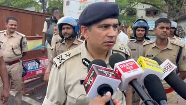 बिहार की राजधानी पटना में आज सियासी हलचल तेज रही। नेता प्रतिपक्ष तेजस्वी यादव के नेतृत्व में महागठबंधन के कार्यकर्ताओं ने राजभवन मार्च किया।
गांधी मैदान से शुरू हुआ यह मार्च इनकम टैक्स चौराहे पर आकर समाप्त हुआ। मार्च के दौरान सुरक्षा व्यवस्था कड़ी कर दी गई थी। भीड़ को रोकने के लिए पुलिस को वाटर कैनन का इस्तेमाल करना पड़ा। इस दौरान कई बड़े नेताओं को भी हिरासत में लिया गया।
हालांकि बिहार पुलिस के आईजी जितेंद्र राणा ने कहा कि पूरा मार्च शांतिपूर्ण तरीके से संपन्न हुआ। वरीय नेताओं को डिटेन करने के बाद डेलिगेशन को राज्यपाल से मिलने का समय दिया गया। इसके बाद प्रतिनिधिमंडल राजभवन पहुंचा और अपनी मांगों से जुड़ा ज्ञापन महामहिम राज्यपाल को सौंपा।