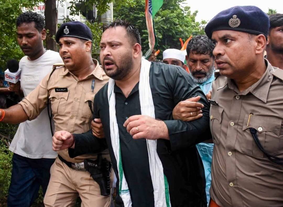 तेजस्वी यादव को रोकती पुलिस