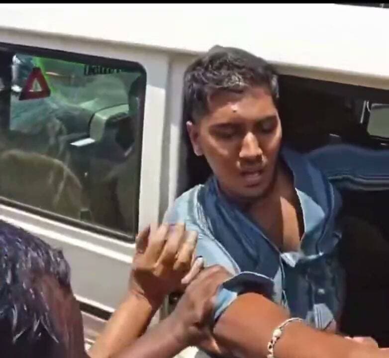 युवाओ को गुस्से पर थोड़ा काबू रखना चाहिए , ऐसे कानून को हाथ लेना उचित नहीं है अगर कानून के भी रखवाले गलती करें तो उन्हें कानूनी नहीं सजा मिलेगी नहीं तो लेने के देने पड़ सकते है। #viralfacebookreels #reelschallenge #challenges #ChallengeAccepted #viralvideochallenge #videoviral #photographychallengechallengeraphychallengechallenge #photography