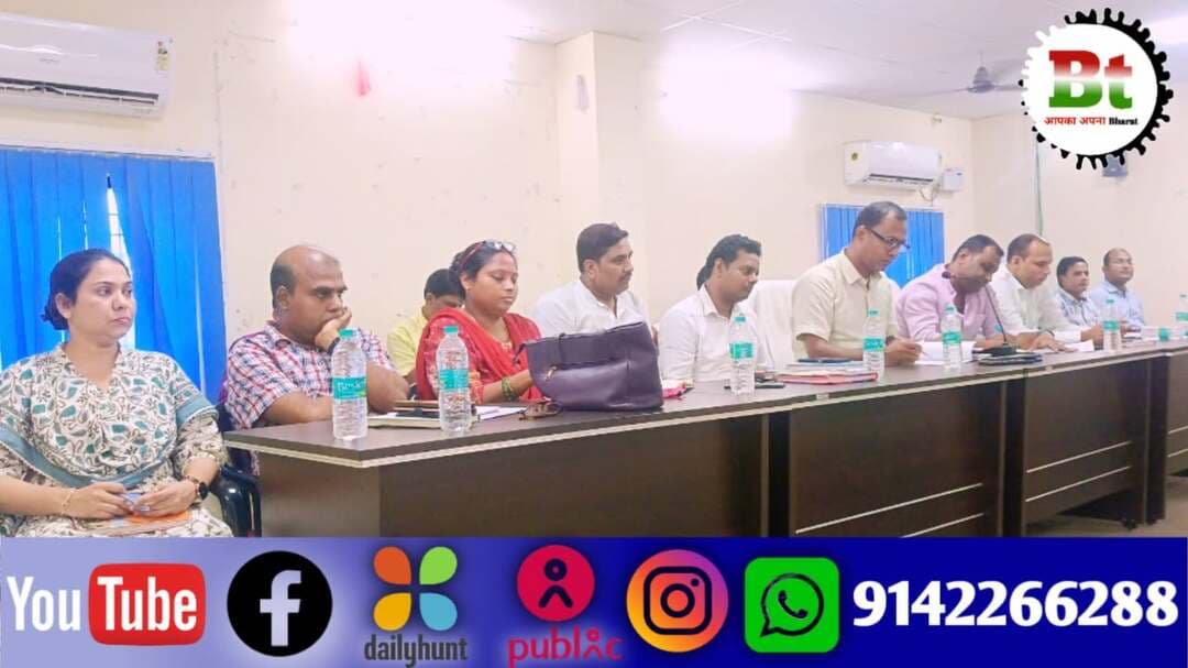 बछवाड़ा प्रखंड मुख्यालय के सभागार में बुधवार को पंचायत समिति की बैठक आयोजित की गई। बैठक की अध्यक्षता प्रखंड प्रमुख सुधाकर मेहता ने की, जबकि संचालन प्रखंड विकास पदाधिकारी डॉ. अमित कुमार ने किया। बैठक के दौरान प्रखंड विकास पदाधिकारी ने सहायक विद्युत अभियंता की अनुपस्थिति पर नाराजगी व्यक्त करते हुए विद्युत कनीय अभियंता को सदन से बाहर जाने का आदेश दिया, जिसके बाद बैठक की कार्यवाही शुरू हुई। पंसस सिकंदर कुमार ने बताया कि बाढ़ के दौरान रानी एक पंचायत स्थित झमटिया के लोगों को अपने मवेशियों के साथ गुप्ता बांध, प्रखंड मुख्यालय परिसर और आसपास के क्षेत्रों में खुले आसमान के नीचे रहना पड़ता है। उन्होंने ऐसी स्थिति में उन्हें तिरपाल, भोजन और अन्य आवश्यक सुविधाएं प्रदान करने की मांग की। उन्होंने ने सामुदायिक स्वास्थ्य केंद्र बछवाड़ा में अल्ट्रासाउंड और दंत चिकित्सक की व्यवस्था करने पर भी जोर दिया। उनका कहना था कि इससे लोगों को निजी केंद्रों से अल्ट्रासाउंड कराने की समस्या से निजात मिल सकेगी। उन्होंने रानी एक पंचायत में तीन जर्जर सड़कों का मुद्दा भी उठाया। इनमें मल्लिक ढाला से झमटिया गांव होते हुए थाना रोड, नारेपुर बाजार से थाना रोड होते हुए राष्ट्रीय राजमार्ग 28 और बैंक बाजार स्थित स्टेशन रोड से सुरेश साह के घर तक जोड़ने वाली सड़कें शामिल हैं। उन्होंने संबंधित विभाग से इस पर तत्काल पहल करने की बात कही। पंसस मिथिलेश कुमार ने दादुपुर पंचायत के हाई स्कूल और मिडिल स्कूल की जमीन पर आम लोगों द्वारा किए गए अतिक्रमण को मुक्त कराने की मांग की। उन्होंने राशन कार्ड बनवाने में आ रही समस्याओं पर भी प्रकाश डाला। उन्होंने ने आरोप लगाया कि गरीब लोगों के ऑनलाइन आवेदन रद्द कर दिए जाते हैं यदि वे 'नजराना' देने में सक्षम नहीं होते, जबकि नजराना देने वालों के कार्ड बन जाते हैं। मिथिलेश कुमार ने दादुपुर पंचायत के रानी टोल दियारे विद्यालय में छात्रों के अनुपात में शिक्षकों की कमी का मुद्दा भी उठाया। उन्होंने आवश्यकतानुसार शिक्षकों की प्रतिनियुक्ति और छात्रों को मेनू के हिसाब से मध्याह्न भोजन नहीं दिए जाने की शिकायत की। उन्होने गोविंदपुर तीन पंचायत का चर्चा करते हुए कहा कि विद्यालय की जमीन रहते हुए विद्यालय को दुसरे विद्यालय में मर्ज कर दिया गया। जबकि उस गांव के छात्रों को पठन पाठन के लिए दुसरे गांव जाना पड़ता है। वही विद्यालय के नाम से भुमी को कुछ लोगों द्वारा अतिक्रमण कर लिया गया है, उस विद्यालय के जमीन को अतिक्रमण मुक्त कराते हुए विद्यालय निर्माण को लेकर प्रस्ताव में लिया जाय। साथ ही गोविंदपुर तीन पंचायत स्थित भुथरी ठाकुरबाड़ी में हो रहे चारदीवारी का निर्माण सड़क की जमीन पर किया जा रहा है, जिस पर रोक लगाया जाए। पंसस कमल पासवान ने सदन में सवाल उठाते हुए कहा कि वर्षों से बछवाड़ा में आधार सेंटर बंद है, जिसकी चर्चा पिछले सदन में भी की गई थी, लेकिन आज तक चालू नहीं किया गया। जिसे अभिलंब संज्ञान में लेते हुए बंद पड़े आधार सेंटर को संचालित कराया जाए। उन्होंने शिक्षा विभाग पर सवाल उठाते हुए कहा कि विद्यालय में शिक्षक के द्वारा रूटीन के हिसाब से पढ़ाई नहीं कराई जाती है और छात्रों की उपस्थिति से अधिक एमडीएम का रिपोर्ट भेजा जाता है, शिक्षकों पर आरोप लगाते हुए कहा कि शिक्षक अपना उपस्थिति बनाने के बाद विद्यालय से बाहर चले जाते हैं। साथ ही, आंगनबाड़ी केंद्रों में मनमानी की जाती है और सेविका के गृह क्षेत्र नहीं रहने के बावजूद अन्य जिलों से आकर ड्यूटी करती हैं। चिरंजीवीपुर पंचायत के मुखिया प्रभात कुमार ने लोगों के द्वारा सड़क अतिक्रमण किए जाने पर नाराजगी जताई और वाहनों के आवागमन में परेशानी होने की बात कही। साथ ही, वासगीत पर्चा वितरण के दौरान एक से दो डिसमिल जमीन मिलने पर भूमिहीनों की परेशानी तथा आंगनवाड़ी निजी भवन में चलने का मुद्दा उठाया। मुखिया संजय दास ने कृषि विभाग पर सवाल उठाते हुए कहा कि कृषि समन्वयक के मनमानी से किसान निराश हैं, जो कृषि समन्वयक के नजदीकी है उन्हे अधिक लाभ मिलता है और जो किसान है, लेकिन समन्वयक से सम्पर्क नहीं है, उन्हे लाभ नहीं मिल पाता है। उन्होंने कहा कि एनओसी नहीं मिलने के कारण चमथा एक पंचायत में उपस्वास्थ्य केंद्र की स्थापना नहीं हो सकी, प्राइवेट भवन में केन्द्र चलाया जा रहा है। उन्होंने ने कहा प्राथमिक विद्यालय बिंद टोल में भवन जर्जर हो चुका है और कभी भी कोई हादसा हो सकता है। इसलिए शिक्षा पदाधिकारी, प्रखंड विकास पदाधिकारी और प्रखंड प्रमुख विद्यालय की स्थिति का अवलोकन कर विद्यालय में भवन निर्माण कराने को लेकर प्रस्ताव में लिया जाय। भीखमचक मुखिया रामदेव सहनी ने कहा कि विद्यालय का जमीन अतिक्रमण किया गया है, जिसे मापी कर विद्यालय को अतिक्रमण मुक्त कराया जाय। उन्होने कहा कि विभिन्न समस्याओं को लेकर आम लोगों के द्वारा सहयोग शिविर में आवेदन दिया गया, लेकिन आज तक एक भी शिकायत का निवारण नहीं किया गया। फतेहा पंचायत की मुखिया उषा देवी ने सदन में डिग्री कॉलेज के निर्माण के लिए चार बीघा जमीन देने की बात कही एवं बछवाड़ा पंचायत की मुखिया कल्पना कुसुम ने जनप्रतिनिधि एवं पदाधिकारियों के बीच सामंजस के साथ जनमानस की समस्याओं पर पहल करने की बात की। प्रखंड प्रमुख सुधाकर मेहता ने कहा कि शिक्षा समिति के माध्यम से विद्यालय में होने वाली असुविधा की जांच जनप्रतिनिधियों के द्वारा किया जाय। विद्यालय में किसी प्रकार की गड़बड़ी पायी जाती है तो वैसी स्थिति में विद्यालय के प्रधानाध्यापक एवं शिक्षकों पर विभागीय कार्यवाही की जाएगी। वही प्रखंड विकास पदाधिकारी डॉ अमित कुमार ने कहा कि पंसस की बैठक में उपस्थित नहीं होने वाले पदाधिकारी पर कार्यवाही की जाएगी। साथ ही, क्षेत्र में जनप्रतिनिधियों के सहयोग से आम लोगों के समस्याओं पर त्वरित कार्रवाई की बात कही। मौके पर अंचलाधिकारी प्रीतम गौतम, पंचायती राज पदाधिकारी विश्वनाथ कुमार, उप प्रमुख धर्मेंद्र यादव, प्रभारी चिकित्सा पदाधिकारी डॉ मनोज कुमार, बिस्कोमान प्रभारी शैलेश कुमार, श्रम परिवर्तन पदाधिकारी झुना भंडारी, कार्यक्रम पदाधिकारी मिथिलेश कुमार, शिक्षा पदाधिकारी संजीव कुमार यादव, पशु चिकित्सक डॉ आकाश दीप, रानी एक पंचायत की मुखिया गीता देवी, पंसस सरस्वती देवी समेत विभिन्न विभाग के पदाधिकारी और पंसस एवं मुखिया मौजूद रहे।