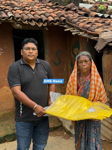 SMS News Bureau Lathikata
ବର୍ଷା ବିତ୍ପାତ ପିଡ଼ିତ ଙ୍କ ପାଖରେ ପହଞ୍ଚି ସହଯୋଗ ର ହାତ ବଢାଇଲେ ଯୁବ ସମାଜସେବୀ ଦେବେନ୍ଦ୍ର ବାଗ।
ରଘୁନାଥପାଲୀ ନିର୍ବାଚନ ମଣ୍ଡଳୀ ର ଲାଠିକଟା ବ୍ଲକ୍ ର ସୁଇଡିହ ର ଗଞ୍ଜୁ ବସ୍ତି ଚଳିତବର୍ଷ ପ୍ରବଳ ବର୍ଷା ଯୋଗୁଁ ଅନେକ କ୍ଷୟକ୍ଷତି ହୋଇଛି।ଏ ବାବଦରେ ଖବର ପାଇ ଯୁବ ସମାଜସେବୀ ଦେବେନ୍ଦ୍ର ବାଗ ସେହି ବର୍ଷା ଦାଉସାଜିଥିବା ପରିବାର ଙ୍କ ପାଖରେ ପହଞ୍ଚିଥିଲେ। ସେମାନଙ୍କୁ ସେମାନଙ୍କ ଭାଙ୍ଗି ଯାଇଥିବା ଘରେ ଅନ୍ତତଃ ପକ୍ଷେ ରହିବା ଉପଯୋଗୀ ନିମନ୍ତେ ତ୍ରିପାଠୀ ଯୋଗାଇ ଦେଇଥିଲେ। ବସ୍ତି ବାସିନ୍ଦା ଦେବେନ୍ଦ୍ର ବାବୁ ଙ୍କ ସେବା ପାଇ ତାଙ୍କୁ ସାଧୁବାଦ ଦେଇଥିଲେ। ଏହି ଛୋଟ ପ୍ରୟାସ ନେଇ ଦେବେନ୍ଦ୍ର ମଧ୍ୟ ବେଶ୍ ଆତ୍ମସନ୍ତୋଷ ଲାଭ କରିଛନ୍ତି।