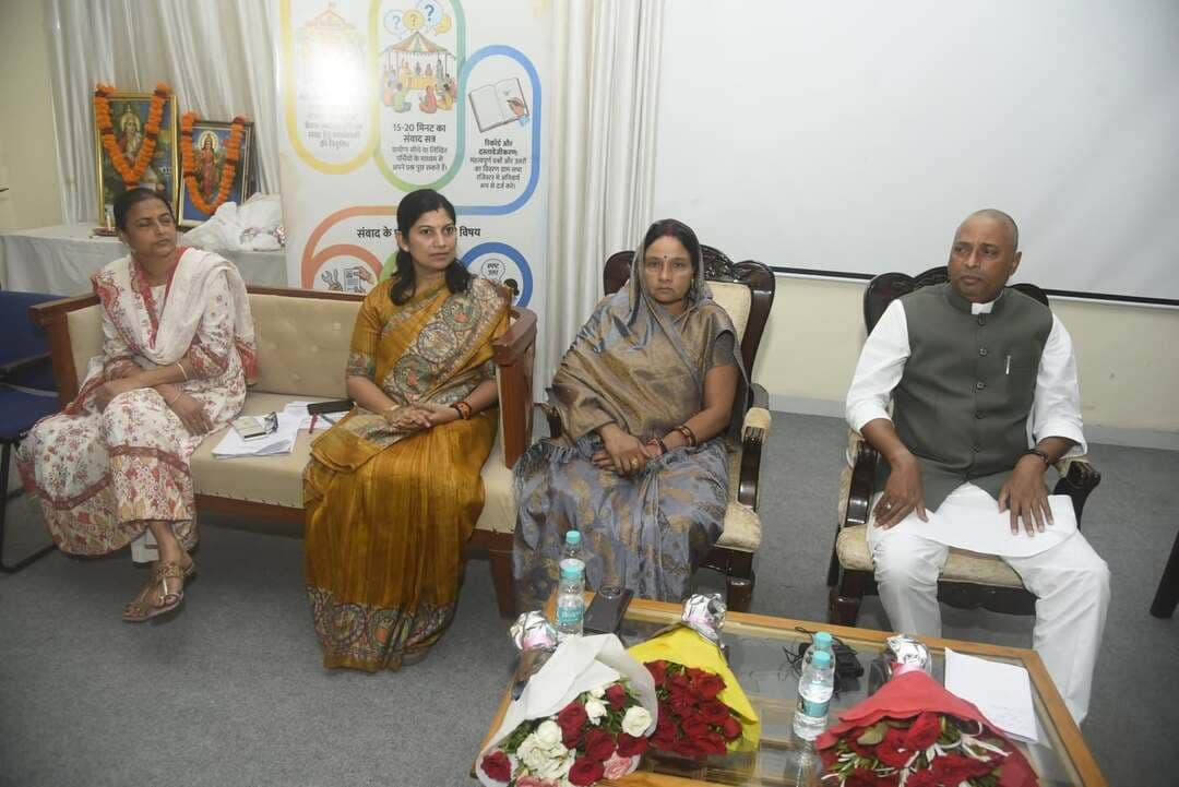 विकसित भारत गारंटी फॉर ग्रामीण रोजगार आजीविका मिशन
पंचायत राज संस्थाओं के निर्वाचित प्रतिनिधियों का जिला स्तरीय पंच सम्मेलन/जन संवाद एवं कार्यशाला आयोजित
वी.वी.जी. राम-जी अधिनियम के प्रभावी क्रियान्वयन के उद्देश्य से पंचायत राज संस्थाओं के निर्वाचित प्रतिनिधियों को अधिनियम के उद्देश्यों, प्रावधानों एवं क्रियान्वयन प्रक्रिया से अवगत कराने हेतु जिला स्तरीय पंच सम्मेलन / जन संवाद एवं कार्यशाला का आयोजन बुधवार को क्षेत्रीय ग्रामीण विकास प्रशिक्षण संस्थान, बरखेडी, भोपाल में किया गया।
कार्यशाला में विधायक श्री Vishnu Khatri की उपस्थिति में कार्यक्रम का आयोजन किया गया जिसमें जिला/जनपद पंचायत अध्यक्ष, उपाध्यक्ष एवं सदस्यगण, सरपंचगण राज्य स्तरीय नोडल विषय विशेषज्ञ श्री ओबेस अहमद तथा जिला एवं जनपद पंचायत के संबंधित अधिकारी एवं कर्मचारीगण उपस्थित रहे।
कार्यशाला के दौरान अधिनियम के उद्देश्यों, प्रमुख प्रावधानों तथा इसके प्रभावी क्रियान्वयन की प्रक्रिया के संबंध में निर्वाचित पंचायत प्रतिनिधियों को विस्तृत जानकारी प्रदान की गई। साथ ही पंचायत राज संस्थाओं की भूमिका, दायित्व एवं अधिनियम के प्रभावी क्रियान्वयन में जनप्रतिनिधियों की सहभागिता पर विस्तारपूर्वक चर्चा की गई।
कार्यक्रम का मुख्य उद्देश्य पंचायत स्तर पर अधिनियम के प्रावधानों की समुचित समझ विकसित करना तथा इसके प्रभावी क्रियान्वयन हेतु निर्वाचित प्रतिनिधियों एवं प्रशासन के मध्य समन्वय को सुदृढ़ करना रहा।
कार्यशाला में उपस्थित जनप्रतिनिधियों एवं अधिकारियों द्वारा अधिनियम के क्रियान्वयन से संबंधित विभिन्न विषयों पर विचार-विमर्श किया गया तथा आवश्यक सुझाव भी साझा किए गए।
प्रभारी अधिकारी, VB-G RAM G द्वारा सभी अतिथिगणों का आभार व्यक्त कर कार्यक्रम का समापन किया गया।
CM Madhya Pradesh
Ministry of Panchayati Raj, Government of India
Panchayat, Rural Development and Social Welfare Department of Madhya Pradesh
Jansampark Madhya Pradesh
Zila Panchayat Bhopal
#Bhopal #VBGRAMG