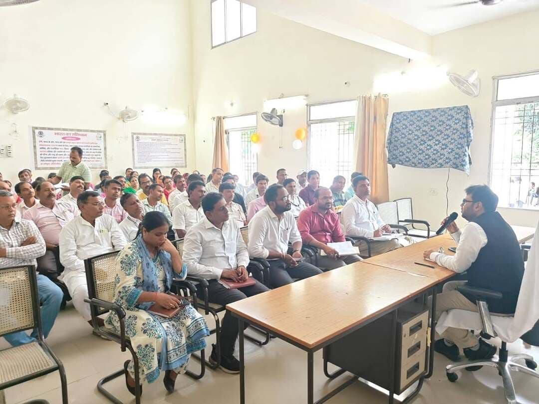 राष्ट्रीय लोक अदालत की सफलता एवं प्रत्येक न्याय पंचायत में विधिक सहायता क्लिनिक की स्थापना को लेकर बैठक आयोजित
मोतिहारी, 19 अगस्त 2026
जिला विधिक सेवा प्राधिकार, पूर्वी चंपारण, मोतिहारी के तत्वावधान में आज दिनांक 19.08.2026 को एडीआर भवन, सिविल कोर्ट परिसर, मोतिहारी में जिला विधिक सेवा प्राधिकार के सचिव श्री नितिन त्रिपाठी की अध्यक्षता में बीपीआरओ (प्रखंड पंचायती राज पदाधिकारी) एवं न्याय सचिवों के साथ महत्वपूर्ण बैठक आयोजित की गई। बैठक में लगभग 90 प्रतिभागियों ने भाग लिया।
बैठक का मुख्य उद्देश्य आगामी राष्ट्रीय लोक अदालत दिनांक 12.09.2026 में अधिक से अधिक मामलों के निष्पादन हेतु प्रभावी रणनीति तैयार करना तथा आम लोगों तक लोक अदालत के लाभ एवं निःशुल्क विधिक सेवाओं की जानकारी पहुँचाना था। सचिव श्री नितिन त्रिपाठी ने प्रतिभागियों को निर्देशित किया कि वे अपने-अपने क्षेत्र में लंबित एवं सुलह योग्य मामलों की पहचान कर संबंधित पक्षकारों को राष्ट्रीय लोक अदालत के माध्यम से विवादों के त्वरित एवं सौहार्दपूर्ण समाधान के लिए प्रेरित करें।
बैठक में मोतिहारी प्रखंड की सभी न्याय पंचायतों में विधिक सहायता क्लिनिक स्थापित करने के संबंध में भी विस्तृत चर्चा की गई। सचिव ने कहा कि विधिक सहायता क्लिनिक का उद्देश्य ग्रामीण एवं दूरस्थ क्षेत्रों में रहने वाले लोगों को उनके अधिकारों, उपलब्ध कानूनी उपायों तथा निःशुल्क विधिक सहायता की जानकारी उनके निकटतम स्तर पर उपलब्ध कराना है, ताकि कोई भी व्यक्ति आर्थिक या सामाजिक कारणों से न्याय से वंचित न रहे।
श्री नितिन त्रिपाठी ने उपस्थित बीपीआरओ एवं न्याय सचिवों को निर्देश दिया कि वे जमीनी स्तर पर व्यापक विधिक जागरूकता अभियान चलाएँ तथा राष्ट्रीय लोक अदालत के साथ-साथ नालसा की विभिन्न जनकल्याणकारी एवं विधिक जागरूकता योजनाओं, निःशुल्क विधिक सहायता, मध्यस्थता, बाल विवाह निषेध, बाल संरक्षण, महिला अधिकार, वरिष्ठ नागरिकों के अधिकार, नशा मुक्ति, मानव तस्करी, साइबर अपराध से बचाव तथा अन्य महत्वपूर्ण कानूनी प्रावधानों के संबंध में आम जनता को जागरूक करें।
सचिव ने कहा कि “न्याय तभी सार्थक है जब उसकी जानकारी और पहुँच समाज के अंतिम व्यक्ति तक हो।” उन्होंने सभी प्रतिभागियों से आह्वान किया कि वे पंचायत स्तर पर सक्रिय भूमिका निभाते हुए विधिक जागरूकता को जन-आंदोलन का रूप दें तथा जरूरतमंद व्यक्तियों को जिला विधिक सेवा प्राधिकार से उपलब्ध निःशुल्क विधिक सहायता एवं सेवाओं से जोड़ें।
बैठक में यह भी निर्देश दिया गया कि राष्ट्रीय लोक अदालत के संबंध में पंचायत स्तर पर प्रचार-प्रसार, जागरूकता कार्यक्रम, बैठकें एवं जनसंपर्क गतिविधियाँ आयोजित की जाएँ, ताकि अधिकाधिक पात्र एवं सुलह योग्य मामलों का निष्पादन आगामी राष्ट्रीय लोक अदालत में सुनिश्चित किया जा सके।
बैठक के अंत में सचिव श्री नितिन त्रिपाठी ने सभी प्रतिभागियों से समन्वित एवं सक्रिय प्रयास करते हुए 12 सितंबर 2026 की राष्ट्रीय लोक अदालत को सफल बनाने तथा विधिक सहायता को ग्राम स्तर तक पहुँचाने का आह्वान किया।
Information & Public Relations Department, Government of Bihar