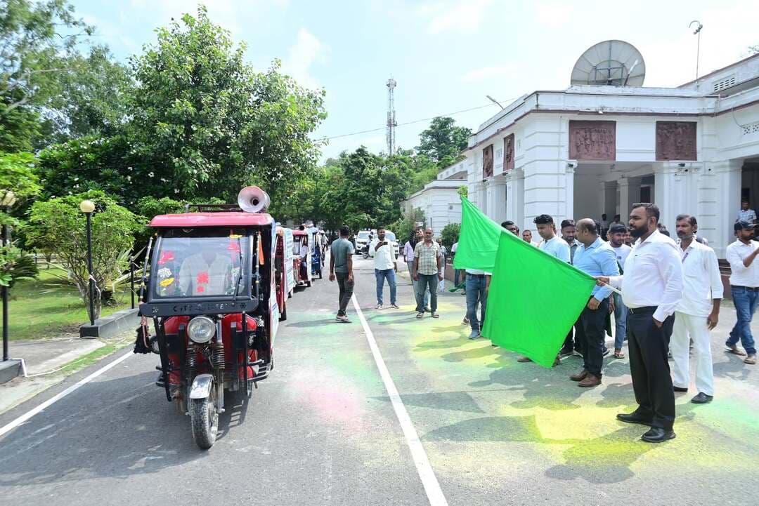 पीएम सूर्य घर योजना के प्रचार-प्रसार हेतु ई-रिक्शा वाहनों को जिलाधिकारी ने दिखाई हरी झंडी
मोतिहारी, 19 अगस्त 2026
पीएम सूर्य घर मुफ्त बिजली योजना के व्यापक प्रचार-प्रसार एवं आमजनों को योजना की जानकारी उपलब्ध कराने के उद्देश्य से आज जिलाधिकारी, पूर्वी चंपारण द्वारा ई-रिक्शा वाहनों को हरी झंडी दिखाकर रवाना किया गया। ये ई-रिक्शा जिले के विभिन्न शहरी एवं ग्रामीण क्षेत्रों में जाकर लोगों को योजना एवं राज्य सरकार द्वारा दी जा रही अतिरिक्त सब्सिडी के संबंध में जागरूक करेंगे।
इस अवसर पर जिलाधिकारी ने बताया कि पीएम सूर्य घर योजना के अंतर्गत केंद्र सरकार द्वारा पूर्व से दी जा रही सब्सिडी के अतिरिक्त अब राज्य सरकार द्वारा भी अतिरिक्त अनुदान दिया जा रहा है। 1 किलोवाट के सोलर संयंत्र पर केंद्र सरकार की ₹30,000 की सब्सिडी के अतिरिक्त राज्य सरकार द्वारा ₹10,000 की अतिरिक्त सब्सिडी दी जाएगी। इसी प्रकार 2 किलोवाट पर कुल ₹80,000 तथा 3 किलोवाट पर कुल ₹98,000 तक की सब्सिडी का लाभ मिलेगा।
जिलाधिकारी ने बताया कि राज्य सरकार द्वारा दी जा रही यह अतिरिक्त सब्सिडी “पहले आओ, पहले पाओ” के आधार पर उपलब्ध होगी तथा यह लाभ मार्च 2027 तक ही दिया जाएगा। उन्होंने जिलेवासियों से अपील की कि इच्छुक उपभोक्ता बिना विलंब के पीएम सूर्य घर योजना के लिए आवेदन करें और योजना का अधिक से अधिक लाभ उठाएं।
जिलाधिकारी ने कहा कि सौर ऊर्जा को बढ़ावा देने से आम उपभोक्ताओं को बिजली के बिल में राहत मिलेगी तथा स्वच्छ एवं हरित ऊर्जा के उपयोग को भी बढ़ावा मिलेगा।
कार्यक्रम के दौरान विद्युत विभाग के कार्यपालक अभियंता, मोतिहारी; कार्यपालक अभियंता, रक्सौल; कार्यपालक अभियंता, चकिया; सहायक विद्युत अभियंता, मोतिहारी शहरी एवं ग्रामीण सहित विद्युत विभाग के अन्य पदाधिकारी एवं कर्मी उपस्थित थे।
जिला प्रशासन एवं विद्युत विभाग द्वारा जिले के अधिक से अधिक नागरिकों को योजना से जोड़ने तथा उन्हें उपलब्ध सब्सिडी की जानकारी देने के लिए व्यापक जागरूकता अभियान चलाया जा रहा है।
Information & Public Relations Department, Government of Bihar North Bihar Power Distribution Co. friends Bihar State Power Holding Company Limited
