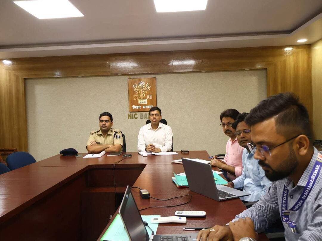 बांका में एग्री स्टैक की धीमी रफ्तार पर डीएम सख्त, कृषि पदाधिकारी से मांगा गया स्पष्टीकरण!
फार्मर रजिस्ट्री और डिजिटल क्रॉप सर्वे में लक्ष्य के अनुरूप प्रगति नहीं मिलने पर डीएम अंशुल अग्रवाल ने अधिकारियों को तेजी लाने और शत-प्रतिशत उपलब्धि सुनिश्चित करने का निर्देश दिया। तीन दिनों में न्यू म्यूटेशन व परिमार्जन की सूची उपलब्ध कराने और रोजाना प्रगति रिपोर्ट देने को भी कहा गया।
<nis:link nis:type=tag nis:id=बांका nis:value=बांका nis:enabled=true nis:link/> <nis:link nis:type=tag nis:id=एग्रीस्टैक nis:value=एग्रीस्टैक nis:enabled=true nis:link/> <nis:link nis:type=tag nis:id=फार्मररजिस्ट्री nis:value=फार्मररजिस्ट्री nis:enabled=true nis:link/> <nis:link nis:type=tag nis:id=डिजिटलक्रॉपसर्वे nis:value=डिजिटलक्रॉपसर्वे nis:enabled=true nis:link/> <nis:link nis:type=tag nis:id=डीएमअंशुलअग्रवाल nis:value=डीएमअंशुलअग्रवाल nis:enabled=true nis:link/> <nis:link nis:type=tag nis:id=कृषिविभाग nis:value=कृषिविभाग nis:enabled=true nis:link/> <nis:link nis:type=tag nis:id=बांका_न्यूज़ nis:value=बांका_न्यूज़ nis:enabled=true nis:link/> <nis:link nis:type=tag nis:id=मैंहूंबांका nis:value=मैंहूंबांका nis:enabled=true nis:link/>