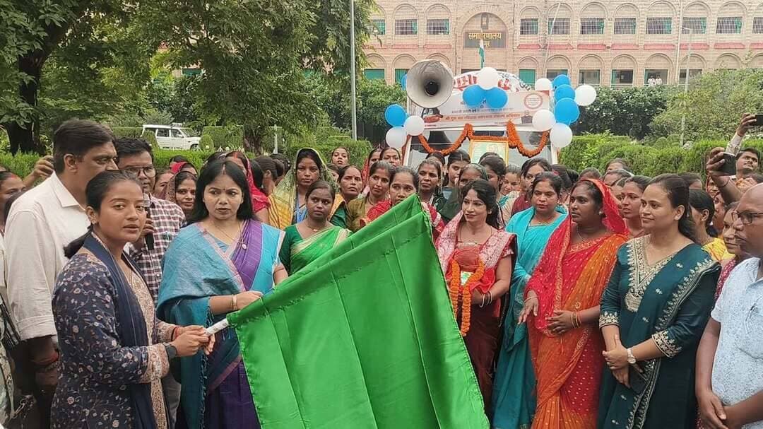 समाहरणालय, कैमूर*
=================
जिला जनसम्पर्क कार्यालय*
==================
प्रेस विज्ञप्ति*
दिनांक 19.08.2026*
=================
श्री गुरु संत रविदास जी की 650वीं जयंती पर समरसता संकल्प अभियान के अंतर्गत भव्य “कलश यात्रा” का सफल आयोजन
आज दिनांक 19 अगस्त, 2026 को श्री गुरु संत रविदास जी की 650वीं जयंती के पावन अवसर पर जिला कैमूर (भभुआ) में समरसता संकल्प अभियान के अंतर्गत एक भव्य “कलश यात्रा” का आयोजन किया गया। यह यात्रा समाहरणालय, कैमूर (भभुआ) से आरंभ होकर मेन रोड होते हुए अखलासपुर तक सफलतापूर्वक संपन्न हुई।
यात्रा का शुभारंभ उप विकास आयुक्त-सह-प्रभारी जिला पदाधिकारी, कैमूर (भभुआ) एवं माननीय विधायिका, मोहनियाँ द्वारा हरी झंडी दिखाकर किया गया। इस महत्वपूर्ण कार्यक्रम में अपर समाहर्ता, जिला कल्याण पदाधिकारी, जिला कला एवं संस्कृति पदाधिकारी, प्रखंड विकास पदाधिकारी भभुआ, सभी प्रखंड कल्याण पदाधिकारी, विकास मित्र तथा अन्य अधिकारी-कर्मचारी उपस्थित रहे।
यात्रा का उद्देश्य
इस कलश यात्रा का मुख्य उद्देश्य जिला के सभी अनुसूचित जाति टोलों के सदस्यों को सरकार द्वारा संचालित विभिन्न कल्याणकारी योजनाओं से शत-प्रतिशत आच्छादित कराना है, ताकि सामाजिक समरसता और समावेशी विकास को और मजबूती मिले।
यह आयोजन सामाजिक सद्भाव, एकता और विकास की दिशा में एक महत्वपूर्ण कदम है।
Information & Public Relations Department, Government of Bihar