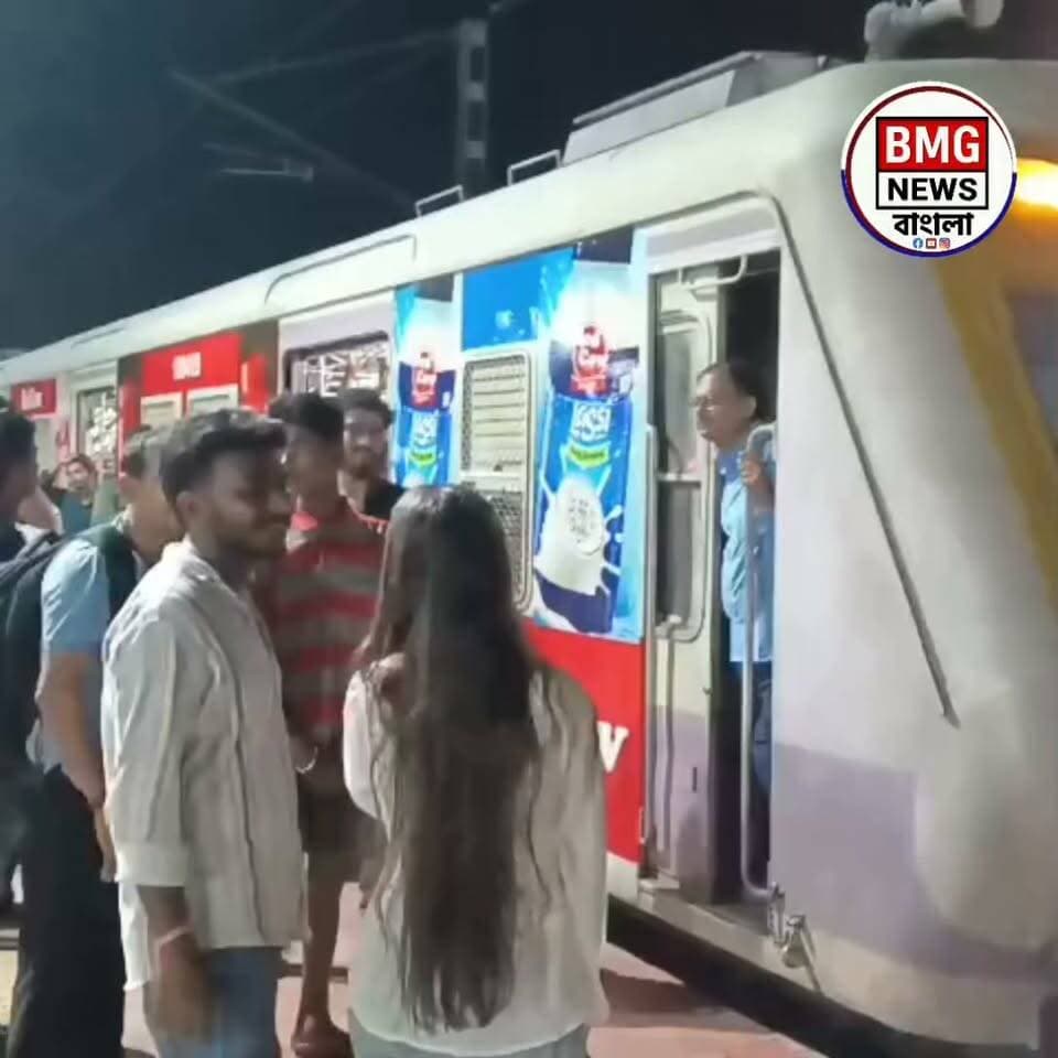 শিয়ালদহ-বনগাঁ শাখায় সিগন্যালিং ও লাইন বিভ্রাট: দত্তপুকুর-বিড়ার মাঝে থমকে ট্রেন, চরম ভোগান্তিতে যাত্রীরা
নিজস্ব সংবাদদাতা:
বুধবার রাতে সিগন্যালিং ব্যবস্থা এবং রেললাইনের ত্রুটির জেরে তীব্র ভোগান্তির শিকার হলেন শিয়ালদহ-বনগাঁ শাখার নিত্যযাত্রীরা। দত্তপুকুর ও বিড়া স্টেশনের মাঝামাঝি এলাকায় সিগন্যাল এবং পয়েন্টের গন্ডগোলের জেরে দীর্ঘক্ষণ আটকে থাকে একাধিক লোকাল ট্রেন। ব্যস্ত সময়ের পর রাতেও এই বিভ্রাটে চরম অসন্তোষ ছড়ায় যাত্রীদের মধ্যে।
ঘটনার সূত্রপাত যেভাবে
রেল সূত্রে জানা গিয়েছে, বুধবার রাত প্রায় ৮:৪০ মিনিটে দত্তপুকুর ও বিড়া স্টেশনের মাঝে রেললাইনে আচমকা সমস্যা দেখা দেয়। ওই সময়ে একটি আপ ট্রেনের চালক প্রথম লাইনে ত্রুটির বিষয়টি লক্ষ্য করেন এবং সঙ্গে সঙ্গে বিড়া ও দত্তপুকুর স্টেশন মাস্টারকে তা জানান। এর পরেই সুরক্ষার স্বার্থে ওই লাইনে ট্রেন চলাচল সাময়িক ভাবে বন্ধ করে দেয় রেল কর্তৃপক্ষ।
রেল কর্মীদের তল্লাশি ও পরিষেবা স্বাভাবিককরণ
খবর পাওয়ার পরেই দ্রুত ঘটনাস্থলে রেলের রক্ষণাবেক্ষণ দল ও কর্মীরা পৌঁছে যান। দত্তপুকুর থেকে বিড়া স্টেশন পর্যন্ত রেললাইনে পুঙ্খানুপুঙ্খ তল্লাশি চালানো হয়। যদিও লাইনে বড় ধরনের কোনো ত্রুটি বা ক্ষতি প্রথমে না মেলায়, রাত প্রায় ৮:৫০ থেকে ১০:০০ টা পর্যন্ত আপ লাইনে ট্রেন চলাচল ব্যাহত থাকে। পরবর্তীতে ম্যানুয়াল বা অফলাইন পদ্ধতিতে অত্যন্ত সতর্কতার সঙ্গে ট্রেন চলাচল ফের শুরু করা হয়।
যাত্রীদের ব্যাপক দুর্ভোগ
এই দীর্ঘক্ষণ ট্রেন চলাচল বন্ধ থাকায় শিয়ালদহ-বনগাঁ শাখার বিভিন্ন স্টেশনে ব্যাপক জট তৈরি হয়। দত্তপুকুর, বামুনগাছি, বারাসাত, মধ্যমগ্রাম ও বিড়া সহ একাধিক স্টেশনে পরপর ট্রেন দাঁড়িয়ে পড়ে। বাড়ি ফেরার পথে চরম ক্লান্ত ও বিরক্ত যাত্রীরা স্টেশনেই আটকে পড়েন। তবে রেল কর্মীদের তৎপরতায় ট্রেন চলাচল শুরু হলেও বেশ কিছু লোকাল ট্রেন নির্ধারিত সময়ের থেকে অনেকটাই দেরিতে চলছে।
রেলের অবস্থান
ঠিক কী কারণে এই বিভ্রাট ঘটল—তা সিগন্যালিং ও পয়েন্টিংয়ের যান্ত্রিক ত্রুটি, নাকি রেললাইনের অন্য কোনো সমস্যা, সে বিষয়ে এখনও পর্যন্ত রেলের পক্ষ থেকে কোনো আনুষ্ঠানিক বিজ্ঞপ্তি জারি করা হয়নি। তবে ঘটনার প্রকৃত কারণ খতিয়ে দেখতে রেলের বিশেষজ্ঞ দল তদন্ত শুরু করেছে এবং দ্রুত পুরো পরিষেবা স্বাভাবিক করার কাজ চলছে।#SealdahBongaonLine
#TrainDelay
#RailwayUpdate
#PassengerHarrassment
#KolkataLocalTrain
#EasternRailway
#Duttapukur
#BiraStation