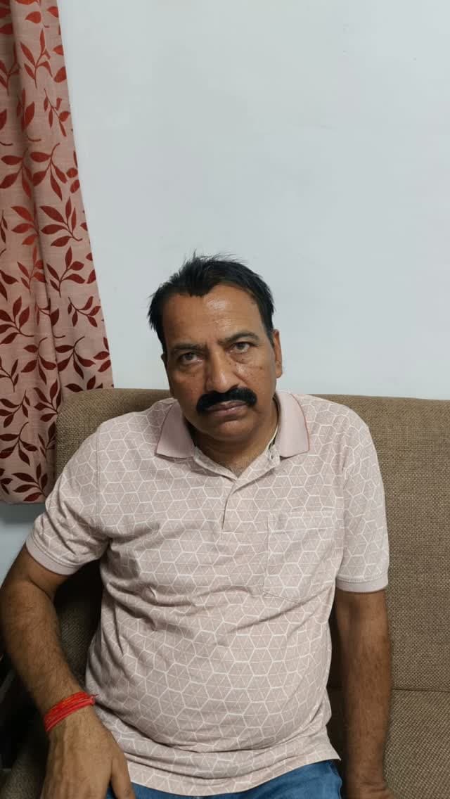 96 हजार की रिश्वत लेते जिला सहकारी बैंक CEO ट्रैप
धान खरीदी के कमीशन के एवज में मांगी थी रकम, लोकायुक्त ने रंगे हाथों पकड़ा
सतना। जिला सहकारी केंद्रीय बैंक सतना के मुख्य कार्यपालन अधिकारी कृष्ण चंद्र शर्मा उर्फ केसी शर्मा (58) को लोकायुक्त रीवा की टीम ने 96 हजार रुपए की रिश्वत लेते रंगे हाथों पकड़ा। आरोपी ने नागौद शाखा के समिति प्रबंधक सिद्धार्थ ओझा से वर्ष 2025-26 में हुई 32,300 क्विंटल धान खरीदी के कमीशन के एवज में रिश्वत मांगी थी।
शिकायत पर लोकायुक्त ने सत्यापन कराया, जिसमें आरोपी द्वारा 3 रुपए प्रति क्विंटल के हिसाब से 96 हजार रुपए मांगने की पुष्टि हुई। इसके बाद 19 अगस्त को सतना के प्रेमनगर स्थित एक किराए के मकान में ट्रैप कार्रवाई की गई और रिश्वत की रकम लेते ही आरोपी को पकड़ लिया गया।
आरोपी के खिलाफ भ्रष्टाचार निवारण अधिनियम की धारा 7 के तहत मामला दर्ज किया गया है। कार्रवाई महानिदेशक लोकायुक्त योगेश देशमुख, डीआईजी मनोज सिंह के मार्गदर्शन और एसपी �
