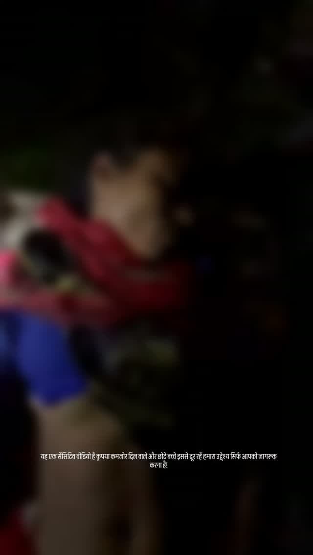 कड़ा धाम पुलिस व फायर ब्रिगेड ने कुएं में कूदी महिला की बचाई जान
कौशांबी। कड़ा धाम थाना क्षेत्र में पति-पत्नी के विवाद के बाद एक महिला ने कुएं में छलांग लगा दी। घटना की सूचना मिलते ही कड़ा धाम पुलिस तत्काल मौके पर पहुंची और फायर ब्रिगेड की टीम को बुलाया।
पुलिस और फायर ब्रिगेड की टीम ने कड़ी मशक्कत करते हुए महिला को सुरक्षित कुएं से बाहर निकाल लिया। महिला की पहचान दादूपुर गांव निवासी मंजू देवी पत्नी विनोद के रूप में हुई है।
महिला को सकुशल बाहर निकालने के बाद पुलिस ने उसके परिजनों को मौके पर बुलाया और महिला को उनके सुपुर्द कर दिया। पुलिस और फायर ब्रिगेड की त्वरित कार्रवाई से महिला की जान बच गई। घटना के बाद पुलिस की तत्परता की स्थानीय लोगों ने सराहना की।
#Kaushambi #KadadhamPolice #FireBrigade #KaushambiNews #SaraiAqil PoliceRescue BreakingNews UPPolice महिलाकीजानबची कौशांबीसमाचार