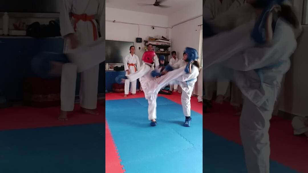 म्हारी छोरियां छोरों से कम हैं के #shortsfeed #incrediblehimachal #love #daughter #karatefight #calm