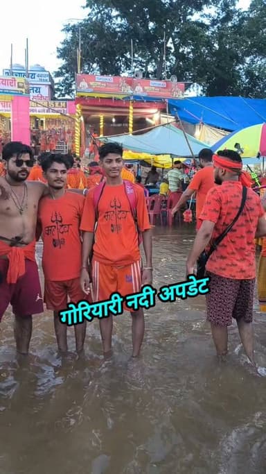 नदी होकर हजारों भक्त गुजरते हैं गंदगी फैलाना कहां तक सही ??