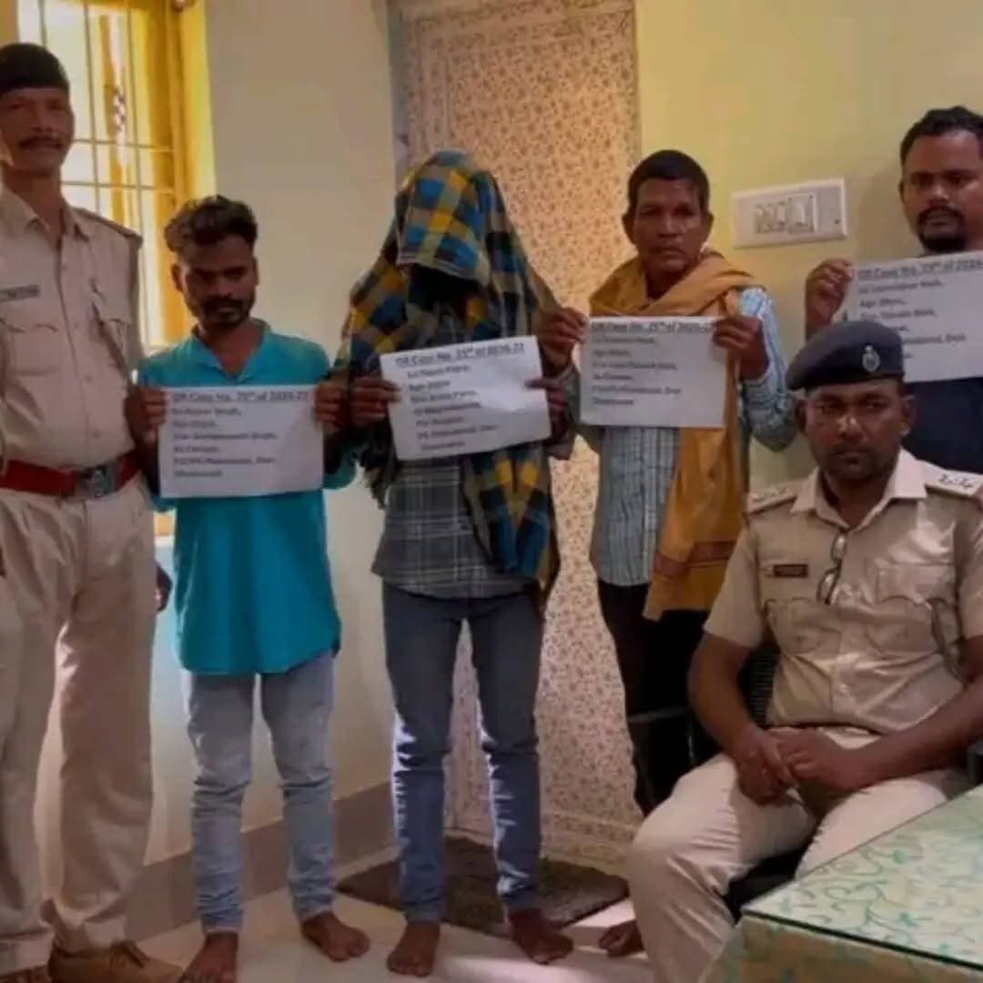 ଢେଙ୍କାନାଳ ରେ 🚨 ହାତୀଦାନ୍ତ ଜବତ, ୪ ଗିରଫ
ଢେଙ୍କାନାଳ ମହାବୀରୋଡ଼ ରେଞ୍ଜ ଅଞ୍ଚଳରୁ ବନ ବିଭାଗ ହାତୀଦାନ୍ତ ଜବତ କରିବା ସହ ଏହାକୁ ରଖିଥିବା ଅଭିଯୋଗରେ ୪ ଜଣଙ୍କୁ ଗିରଫ କରିଛି।
ଗିରଫ ଅଭିଯୁକ୍ତମାନେ ହେଲେ ସିପୁନ ପାତ୍ର, ଲକ୍ଷ୍ମୀଧର ନାଏକ, କୁବେର ସିଂହ ଓ ସନାତନ ନାଏକ। ହାତୀଦାନ୍ତର ଉତ୍ସ ଓ ଘଟଣାର ସମ୍ପୂର୍ଣ୍ଣ ପରିସ୍ଥିତି ନେଇ ବନ ବିଭାଗର ତଦନ୍ତ ଜାରି ରହିଛି।
<nis:link nis:type=tag nis:id=newsodiaodisha nis:value=newsodiaodisha nis:enabled=true nis:link/> <nis:link nis:type=tag nis:id=publicpost nis:value=publicpost nis:enabled=true nis:link/>
<nis:link nis:type=tag nis:id=dhenkanal nis:value=Dhenkanal nis:enabled=true nis:link/> <nis:link nis:type=tag nis:id=elephanttusk nis:value=ElephantTusk nis:enabled=true nis:link/> <nis:link nis:type=tag nis:id=forestdepartment nis:value=ForestDepartment nis:enabled=true nis:link/> WildlifeProtection