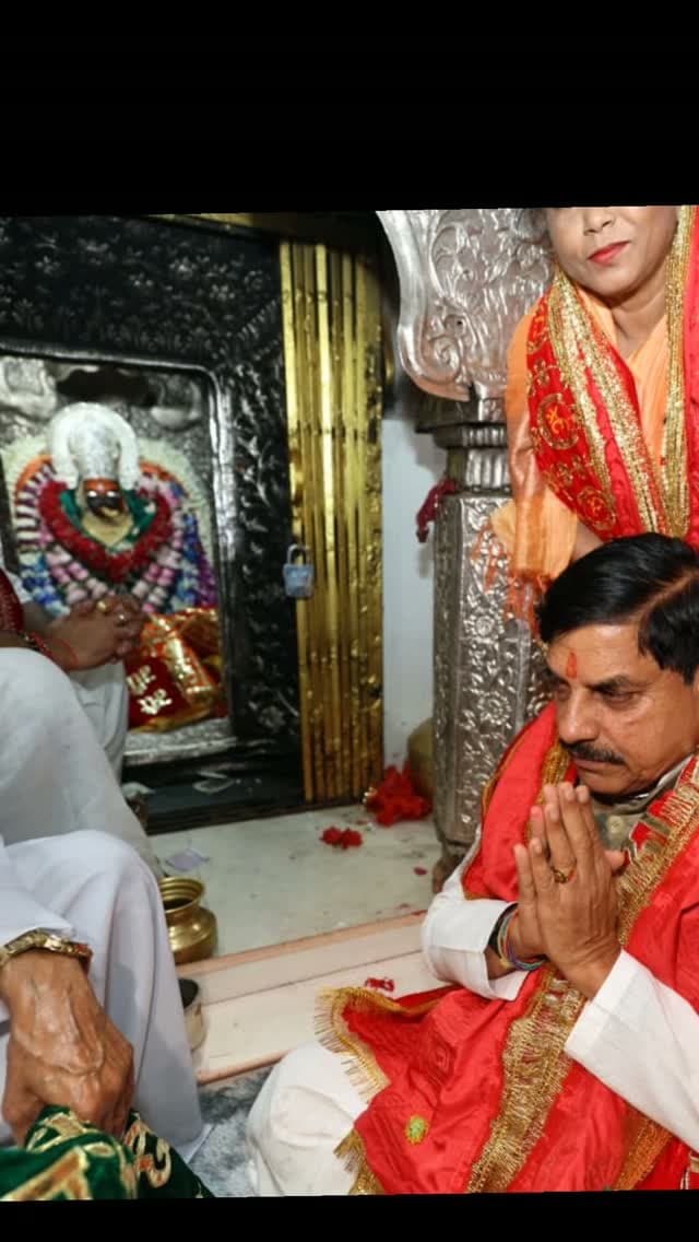 मैहर पहुंचे मुख्यमंत्री, मां शारदा के दर्शन कर बहनों के साथ मनाया रक्षाबंधन
256 करोड़ के विकास कार्यों की सौगात, 1.25 करोड़ लाड़ली बहनों को 2148.30 करोड़ रुपए जारी
मैहर, 19 अगस्त। मुख्यमंत्री डॉ. मोहन यादव मैहर प्रवास पर पहुंचे, जहां हेलीपैड पर प्रभारी मंत्री राधा सिंह, राज्यमंत्री प्रतिमा बागरी, सांसद गणेश सिंह, विधायक श्रीकांत चतुर्वेदी, विक्रम सिंह सहित जनप्रतिनिधियों ने पुष्पगुच्छ भेंट कर आत्मीय स्वागत किया। इसके बाद मुख्यमंत्री ने मां शारदा मंदिर पहुंचकर दर्शन-पूजन किया।
मंदिर से मुख्यमंत्री उस्ताद अलाउद्दीन खां स्टेडियम पहुंचे, जहां रक्षाबंधन कार्यक्रम में बहनों ने उन्हें विशाल राखी बांधी और उन्होंने सावन का झूला झुलाया। मुख्यमंत्री ने 1.25 करोड़ लाड़ली बहनों को सिंगल क्लिक से 2148.30 करोड़ रुपए की राशि जारी की, जिसमें रक्षाबंधन के लिए 250 रुपए अतिरिक्त शामिल हैं।#maihar#mashardadevi🌺🙏😇 #लाडलबहना#मध्यप्रदेशसरकार#रक्षाबंधन