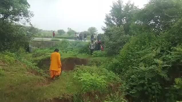 देखिए विडियो....
बारां जिले में अंतिम विदाई भी मुश्किल: बदहाल रास्ते में गिरते-गिरते बची अर्थी, छबड़ा की शंकर कॉलोनी में शमशान घाट तक जाने वाला रास्ता बारिश के बाद कीचड़ और गड्ढों में तब्दील हो गया। शवयात्रा के दौरान अर्थी असंतुलित होकर गिरते-गिरते बची।
#dcdm #dcdmbaran #chhabrasdm #chhabranagarpalika #baran #chhabra