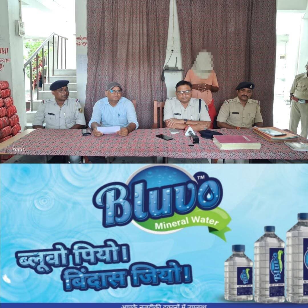 इस वक्त की बड़ी खबर सीतामढ़ी के रीगा थाना क्षेत्र से है, जहां एसटीएफ की टीम ने कार्रवाई करते हुए 334 किलो अवैध मादक पदार्थ बरामद किया है। इस मामले में एक व्यक्ति को गिरफ्तार किया गया है।
पुलिस के अनुसार, एसटीएफ को सूचना मिली थी कि रीगा थाना क्षेत्र के संग्राम फंदह गांव में एक व्यक्ति के घर में अवैध मादक पदार्थ छिपाकर रखा गया है।
सूचना के सत्यापन और आवश्यक कार्रवाई के लिए पुलिस टीम ने तत्काल मौके पर पहुंचकर संग्राम फंदह निवासी जय नारायण महतो के घर की विधिवत तलाशी ली। तलाशी के दौरान घर से गांजा जैसा अवैध मादक पदार्थ बरामद किया गया।
पुलिस ने बरामद मादक पदार्थ को विधिवत जब्त करते हुए जय नारायण महतो को गिरफ्तार कर लिया।
पुलिस के मुताबिक बरामद अवैध मादक पदार्थ का कुल वजन 334 किलोग्राम है, जिसकी अनुमानित कीमत करीब एक करोड़ 67 लाख रुपये बताई गई है। इसके अलावा पुलिस ने एक चारपहिया वाहन और अन्य सामग्री भी बरामद की है।
मामले में रीगा थाना कांड संख्या 315/26 दर्ज कर आगे की विधिसम्मत कार्रवाई की जा रही है। वहीं पुलिस गिरफ्तार आरोपी के आपराधिक इतिहास का भी पता लगा रही है।
फिलहाल इतनी बड़ी मात्रा में अवैध मादक पदार्थ की बरामदगी के बाद पुलिस की इस कार्रवाई को अहम माना जा रहा है।