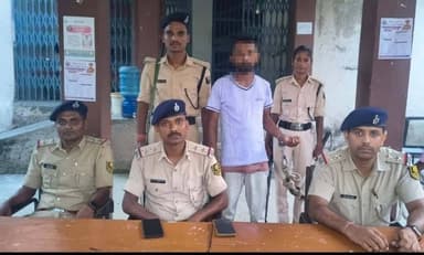 #सीतामढ़ी #कन्हौली थानांतर्गत दो अलग-अलग मामलों में कार्रवाई करते हुए एक चोरी की मोटरसाइकिल के साथ एक व्यक्ति एवं एक मोटरसाइकिल सहित 30 लीटर देशी शराब के साथ एक व्यक्ति, कुल 02 व्यक्तियों को गिरफ्तार किया गया है। अग्रिम विधिसम्मत कार्रवाई की जा रही है।
#न्यू़जबिहारकीआवाज #newsbiharkiaawaj