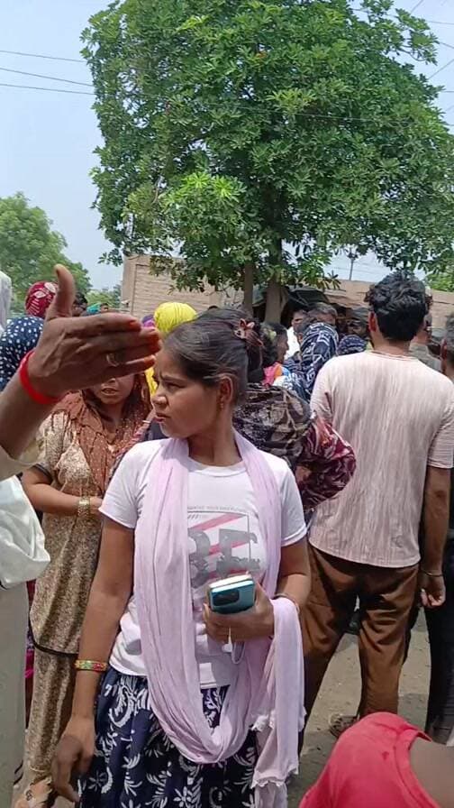 दो-दो फुट सीवर का पानी, घरों में घुसे कीड़े…
सेक्टर-56 आशियाना फ्लैट में गंदगी से परेशान लोगों ने सड़क पर लगाया जाम
#Sector56
#AshianaFlats
#SewerWater
#SewerOverflow
#Waterlogging
#RoadBlock
#PublicProtest
#Faridabad
#voiceoffaridabad
#voiceoffreedom