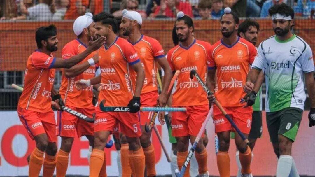 #HockeyWorldCup हाई वोल्टेज मुकाबले में भारत ने पाकिस्तान को 5-3 से रौंदकर किया बाहर, टॉप-8 में बनाई जगह, कप्तान हरमनप्रीत और अभिषेक ने दागे 2-2 गोल
हॉकी वर्ल्ड कप 2026 में भारत और पाकिस्तान के बीच लंबे इंतजार के बाद हुआ महामुकाबला टीम इंडिया के नाम रहा। नीदरलैंड्स के आम्सटलवेन स्थित वैगनर हॉकी स्टेडियम में खेले गए पूल-D के मुकाबले में भारत ने पाकिस्तान को 5-3 से हरा दिया। इस जीत के साथ भारतीय टीम ने टूर्नामेंट के अगले चरण यानी टॉप-8 में जगह पक्की कर ली है। वहीं पाकिस्तान का वर्ल्ड कप अभियान खत्म हो गया।
दोनों टीमों के बीच वर्ल्ड कप में करीब 16 साल बाद मुकाबला हुआ था। पिछली बार 2010 में दिल्ली में खेले गए वर्ल्ड कप मुकाबले में भारत ने पाकिस्तान को 4-1 से हराया था। 2026 में दोनों टीमें फिर आमने-सामने आईं तो भारतीय खिलाड़ियों ने एक बार फिर पाकिस्तान के खिलाफ जीत दर्ज की।
शुरुआत से ही भारत का दबदबा
मैच की शुरुआत से भारतीय टीम ने आक्रामक हॉकी खेली। भारतीय खिलाड़ियों ने गेंद पर कब्जा बनाए रखते हुए पाकिस्तान के सर्कल में लगातार दबाव बनाया।
भारत को इसका फायदा पांचवें मिनट में मिला, जब कप्तान हरमनप्रीत सिंह ने गोल कर टीम को 1-0 की बढ़त दिला दी। भारत यहीं नहीं रुका। 11वें मिनट में अभिषेक ने गोल कर बढ़त को 2-0 कर दिया।
पहले क्वार्टर के अंत तक भारत ने पाकिस्तान को कोई मौका नहीं दिया और 2-0 की बढ़त के साथ आगे रहा।
दूसरे क्वार्टर में गोलों की बारिश
दूसरे क्वार्टर में मुकाबला पूरी तरह बदल गया। दोनों टीमों ने आक्रामक खेल दिखाया और इस दौरान कुल चार गोल हुए।
भारत के कप्तान हरमनप्रीत सिंह ने 21वें मिनट में एक और गोल कर अपना खाता बढ़ाया। इसके बाद पाकिस्तान ने भी तुरंत जवाब दिया। हन्नान शाहिद ने 22वें मिनट में पाकिस्तान के लिए पहला गोल किया।
इसके बाद 24वें मिनट में अभिषेक ने अपना दूसरा गोल दागकर भारत को 4-1 की बढ़त दिला दी। पाकिस्तान ने फिर वापसी की कोशिश की और सुफियान खान ने 25वें मिनट में गोल कर अंतर को कम किया।
दूसरे क्वार्टर के समाप्त होने तक भारत 4-2 से आगे था।
तीसरे क्वार्टर में भारत ने फिर बनाई बड़ी बढ़त
हाफ टाइम के बाद पाकिस्तान ने मैच में वापसी के लिए दबाव बढ़ाने की कोशिश की। हालांकि भारतीय डिफेंस ने पाकिस्तान के हमलों को लगातार रोकते हुए अपनी बढ़त बनाए रखी।
35वें मिनट में भारत को पेनल्टी कॉर्नर मिला। हार्दिक सिंह ने इस मौके को गोल में बदलने में कोई गलती नहीं की और भारत का स्कोर 5-2 कर दिया। तीसरे क्वार्टर के बाद भारत के पास तीन गोल की बढ़त थी। पाकिस्तान के सामने आखिरी 15 मिनट में मैच बचाने की बड़ी चुनौती थी।
आखिरी क्वार्टर में पाकिस्तान ने किया गोल, लेकिन वापसी नहीं कर सका
चौथे क्वार्टर की शुरुआत में पाकिस्तान ने आक्रामक रुख अपनाया। उसे इसका फायदा 46वें मिनट में मिला, जब हन्नान शाहिद ने अपना दूसरा गोल कर दिया। स्कोर 5-3 होने के बाद पाकिस्तान ने लगातार हमले किए और भारत पर दबाव बनाने की कोशिश की। हालांकि भारतीय खिलाड़ियों ने रक्षात्मक मोर्चे पर संयम बनाए रखा। भारत ने पाकिस्तान को आगे कोई गोल नहीं करने दिया। आखिरकार मैच खत्म होने पर स्कोर भारत के पक्ष में 5-3 रहा।
हरमनप्रीत और अभिषेक रहे भारत के स्टार
भारत की जीत में कप्तान हरमनप्रीत सिंह और अभिषेक का सबसे बड़ा योगदान रहा। दोनों खिलाड़ियों ने दो-दो गोल किए।
भारत के पांच गोलों में:
हरमनप्रीत सिंह – 2 गोल
अभिषेक – 2 गोल
हार्दिक सिंह – 1 गोल
पाकिस्तान की ओर से:
हन्नान शाहिद – 2 गोल
सुफियान खान – 1 गोल
मैच के दौरान कुल चार ग्रीन कार्ड भी दिखाए गए। इनमें दो भारतीय खिलाड़ियों और दो पाकिस्तानी खिलाड़ियों को मिले। भारत के आदित्य अर्जुन को एक येलो कार्ड भी मिला।
16 साल बाद फिर भारत की जीत
हॉकी वर्ल्ड कप में भारत और पाकिस्तान की टीमें लंबे समय बाद आमने-सामने आईं। इससे पहले दोनों का मुकाबला 2010 में दिल्ली में हुआ था। उस मैच में भारत ने पाकिस्तान को 4-1 से हराया था।
इसके बाद दोनों टीमों की वर्ल्ड कप में भिड़ंत नहीं हुई। 2026 में आम्सटलवेन में हुए मुकाबले ने इस लंबे इंतजार को खत्म किया और भारत ने 5-3 की जीत के साथ पाकिस्तान के खिलाफ अपनी बढ़त कायम रखी।
भारत टॉप-8 में, पाकिस्तान का सफर खत्म
पाकिस्तान के खिलाफ जीत भारत के लिए सिर्फ प्रतिष्ठा की लड़ाई नहीं थी, बल्कि टूर्नामेंट के लिहाज से भी बेहद अहम थी। तीन मैचों के बाद भारत ने 6 अंक हासिल कर लिए हैं।
भारत ने अब तक तीन मुकाबले खेले हैं, जिसमें उसे दो में जीत और एक में हार मिली है। टीम पूल-D में दूसरे स्थान पर है और टॉप-8 में पहुंच चुकी है।
दूसरी ओर पाकिस्तान के तीन मैचों में सिर्फ एक अंक है। टीम को दो मुकाबलों में हार मिली, जबकि एक मैच ड्रॉ रहा। इस प्रदर्शन के बाद पाकिस्तान टूर्नामेंट से बाहर हो गया।
पूल-D की स्थिति
टीम मैच जीत ड्रॉ हार अंक
इंग्लैंड 3 3 0 0 9
भारत 3 2 0 1 6
पाकिस्तान 3 0 1 2 1
वेल्स 3 0 1 2 1
इंग्लैंड तीनों मुकाबले जीतकर 9 अंकों के साथ पूल में पहले स्थान पर है। भारत 6 अंकों के साथ दूसरे स्थान पर है। पाकिस्तान और वेल्स के खाते में एक-एक अंक है।
भारत के लिए अगले दौर की राह साफ
पाकिस्तान के खिलाफ यह जीत भारत के लिए टूर्नामेंट के अगले चरण में जाने के लिहाज से बेहद महत्वपूर्ण रही। टीम ने पूल चरण में दो जीत दर्ज कर अपने अभियान को मजबूत किया है।
अब भारतीय टीम की नजरें अगले दौर में बेहतर प्रदर्शन करने पर होंगी। पाकिस्तान के खिलाफ 5-3 की जीत से टीम का आत्मविश्वास भी बढ़ा होगा। वहीं पाकिस्तान के लिए यह हार वर्ल्ड कप अभियान का अंत साबित हुई।
16 साल बाद वर्ल्ड कप में आमने-सामने आई दोनों टीमों के बीच मुकाबला गोलों और रोमांच से भरपूर रहा, लेकिन अंत में एक बार फिर बाजी भारत के हाथ लगी।
@followers #hockeylife #hockeygame #hockey #hockeyplayer #hockeyseason #hockeyislife #HockeyIndia #InternationalNews #internationalgames #IndvsPak #हॉकी #हॉकीवर्ल्डकप #हॉकीगेम्स #हॉकीप्लेयर #हॉकीसमाचार
#छत्तीसगढ़ #chhattisgarh #ChhattisgarhNews
#लोरमी_को_सौगात #लोरमी_के_गौरव #लोरमीमुंगेलीन्यूज़ #lormimungelinews #छत्तीसगढ़_के_माटी #छत्तीसगढ़_महतारी #छत्तीसगढ़
#LocalNews
#BreakingNews
#BigBreakingNews
#todaynews
#IndiaNews
#NationalNews
#ViralNewsUpdate
#BigBreaking
#LatestUpdates
#LatestNews
न्यूज़ के लिए कृपया फॉलो करें धन्यवाद👇👇👇
https://www.facebook.com/LORMIMUNGELINEWS?sk=followers