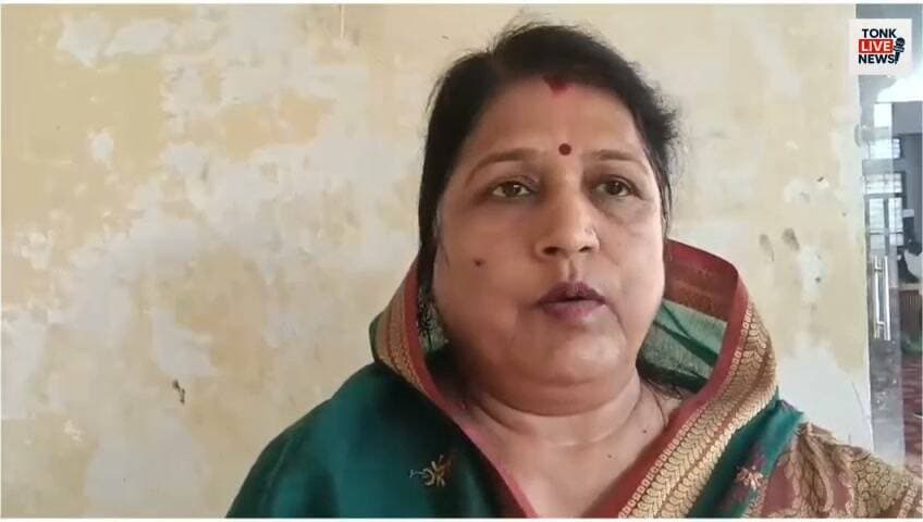 चुनाव को लेकर भाजपा की तैयारी, बोलीं—पार्टी का आदेश सर्वोपरि
चुनाव नजदीक आने के साथ ही नगर परिषद में भाजपा की तैयारियां तेज हो गई हैं। चुनाव को लेकर पूछे गए सवाल पर भाजपा नेत्री ने कहा कि पार्टी पूरी तरह चुनाव के लिए तैयार है और काम के दम पर दोबारा भाजपा का बोर्ड बनाने का प्रयास किया जाएगा।
उन्होंने जिलेवासियों को 75वें वर्ष की शुभकामनाएं देते हुए कहा कि भारतीय जनता पार्टी जल्द ही शहर में भी अपना बोर्ड बनाएगी। उन्होंने कहा कि देश में प्रधानमंत्री नरेंद्र मोदी और प्रदेश में मुख्यमंत्री भजनलाल शर्मा के नेतृत्व में विकास कार्य हो रहे हैं। इसी तरह पिछले नगर परिषद भाजपा बोर्ड के कार्यों को आधार बनाकर जनता के बीच जाएंगे और शहर के विकास के लिए फिर से भाजपा का बोर्ड बनाने की अपील करेंगे।
चेयरमैन पद की दोबारा दावेदारी को लेकर उन्होंने स्पष्ट कहा कि वे किसी पद की दावेदारी नहीं कर रही हैं। उन्होंने कहा, “मैं भारतीय जनता पार्टी की एक छोटी-सी कार्यकर्ता हूं। पार्टी सर्वोपरि है। पार्टी जो आदेश देगी, उसी के अनुसार काम करूंगी। पार्टी जिसे जिम्मेदारी देगी, उसके साथ मिलकर बहुमत हासिल कर बोर्ड बनाएंगे और शहर का विकास करेंगे।”
जनता के पहले मिले प्यार और समर्थन को लेकर उन्होंने कहा कि उन्हें जनता से हमेशा स्नेह मिला है और इसी विश्वास के साथ पार्टी कार्यकर्ता चुनाव मैदान में पूरी तैयारी के साथ उतरेंगे।
उन्होंने कहा कि चुनाव का बिगुल बज चुका है और भाजपा कार्यकर्ता पूरी तरह कमर कसकर तैयार हैं। पार्टी अपने पिछले कार्यों और विकास के मुद्दे को लेकर जनता के बीच जाएगी और भाजपा का बोर्ड दोबारा बनाने का प्रयास करेगी।