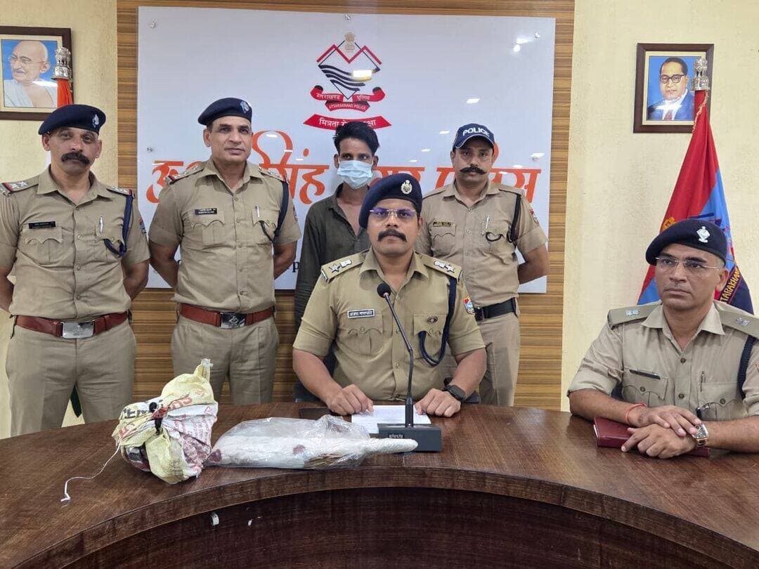 अनिल मौत प्रकरण:-शराबी दोस्त ही निकला दोस्त का कातिल
-पांच हजार रुपये चोरी करने का था महज शक
-गला दबाया,फंटी से फोड़ा सिर,फिर हुआ फरार
देवभूमि न्यूज़ रुद्रपुर।
कोतवाली ट्रांजिट कैंप इलाके में हुई अनिल मौत प्रकरण की गुत्थी को सुलझाते हुए पुलिस ने एक जघन्य हत्याकांड का पर्दाफाश कर दिया है। हत्यारा कोई ओर नहीं था,बल्कि अनिल का जिगरी दोस्त ही निकला,क्योंकि अभियुक्त को यह संदेह था कि अनिल ने ही उसके पांच हजार रुपये चोरी किए है। पुलिस ने हत्यारोपी को गिरफ्तार कर हत्या में प्रयुक्त फट्टी,रस्सी और अहम सबूत भी बरामद कर अभियुक्त को न्यायालय में पेश कर दिया है।
खुलासा करते हुए एसएसपी अजय गणपति कुंभार ने बताया कि कोतवाली ट्रांजिट कैंप पुलिस को 31 जुलाई की सुबह शिवनगर स्थित निर्माणाधीन मकान में एक अज्ञात युवक का शव मिल ता है और एक अगस्त को संदिग्ध की शिनाख्त ठाकुरनगर निवासी 24 वर्षीय अनिल कुमार के नाम से हुई और प्रारंभिक तफ्तीश में पुलिस का मामला हादसा जैसा प्रतीत हो रहा था,लेकिन चोट के निशान हत्याकांड की ओर इशारा कर रहे थे। इसी दिशा में पुलिस ने जांच शुरू की और तकनीकी और मैनुअल साक्ष्यों के आधार पर यह पता चला कि हत्याकांड के वक्त से ही सुनील कुमार उर्फ इक्का निवासी शिवनगर लापता है। चार अगस्त को मिली सूचना के आधार पर अभियुक्त सुनील कुमार को गंगापुर रोड से गिरफ्तार किया और पूछताछ में यह मामला सामने आया कि अभियुक्त का मृतक अनिल पर पांच हजार रुपये चोरी करने का संदेह था और इसी संदेह के कारण उसने 31 जुलाई की रात्रि को शराब पार्टी के दौरान पहले रस्सी से गला दबाया और फिर लकड़ी की फंटी से सिर पर कई प्रहार कर मौत के घाट उतार दिया और शव को निर्माणाधीन मकान में ही छोड़ कर फरार हो गया था। पुलिस ने हत्या में प्रयुक्त सभी वस्तुएं बरामद कर अभियुक्त को न्यायालय में पेश कर दिया है।
-------------------------