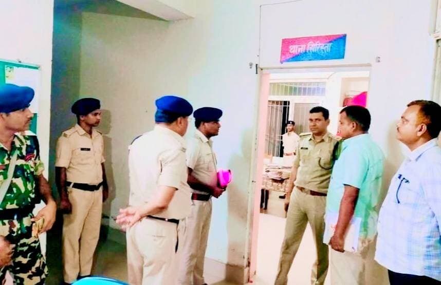 किशनगंज जिला पुलिस कप्तान संतोष कुमार द्वारा कोचाधामन थाना का औचक निरीक्षण किया गया।
निरीक्षण के दौरान थाना मे लंबित काण्डो की समीक्षा उपरांत थानाध्यक्ष तथा थाना के पुलिस पदाधिकारियों को लंबित काण्ड का शीघ्र निष्पादन करने और थाना सिरिस्ता कक्ष मे दस्तावेजो और मालखाना मे मालखाना के प्रदर्शो का बेहतर प्रबंधन करने के लिए थानाध्यक्ष इजहार आलम को आवश्यक दिशा - निर्देश दिया गया।
#viralpost #viralreelschallenge #viralchallenge #videogames #vacaciones #viralreels #venezuela #2026Goals #newyork