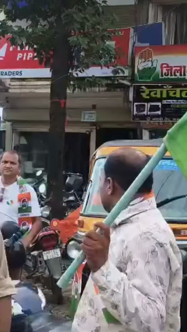 सीएम के मैहर दौरे पर कांग्रेस का विरोध, 23 कार्यकर्ता हिरासत में
भ्रष्टाचार, अवैध शराब और बिजली संकट के मुद्दे पर प्रदर्शन; बीएनएसएस की धारा 170 में कार्रवाई
मैहर। मुख्यमंत्री डॉ. मोहन यादव के मैहर दौरे के दौरान कांग्रेस ने भ्रष्टाचार, अवैध शराब की बिक्री और ग्रामीण क्षेत्रों में बिजली संकट समेत विभिन्न जनसमस्याओं को लेकर विरोध प्रदर्शन किया। मुख्यमंत्री के घेराव और विरोध के ऐलान को देखते हुए पुलिस ने कांग्रेस नेताओं और कार्यकर्ताओं को जिला कांग्रेस कार्यालय व उनके घरों से हिरासत में लिया।
पुलिस के अनुसार विश्वमोहन बड़गइयां, फारुख खान, अजित बिहारी द्विवेदी, गणेश कुशवाहा, सुरेंद्र कोरी, सचिन सिंह, सिद्धार्थ पांडेय, हर्ष सोनी, मानेन्द्र सिंह, प्रिंस तिवारी, बबलू सिंह, राजेश प्रजापति, यशवंत सिंह, कुंजीलाल कुशवाहा, महेंद्र पटेल, शारदा पटेल, नागेंद्र नाथ बड़गइयां, सुषमा मिश्रा, आनंद शुक्ला, दीपक पांडेय, अजय कुशवाहा, नितिन सिंह चौहान और जि�