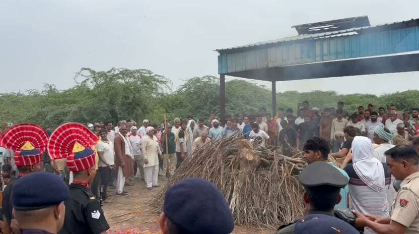 चरखी दादरी के कासनी गांव के सेना जवान रवि प्रकाश बेंगलुरु में शहीद
ट्रेनिंग के आखिरी दिन फिजिकल एक्टिविटी के दौरान बिगड़ी थी तबीयत; आज हुआ अंतिम संस्कार। परिवार को वीडियो कॉल पर कहा था—“अब हवलदार बनकर घर आऊंगा।”