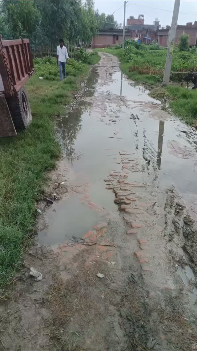 *उन्नाव: जलभराव और गड्ढों से बेहाल बहलोलपुर का मुख्य मार्ग, स्कूली बच्चों-ग्रामीणों की जान जोखिम में*
*उन्नाव।* गंज मुरादाबाद ब्लॉक के अंतर्गत आने वाले बहलोलपुर गांव के मुख्य मार्ग पर पिछले कई दिनों से जगह-जगह जलभराव हो गया है। सड़क पर बड़े-बड़े गड्ढे भी हो गए हैं, जिससे स्कूली बच्चों और ग्रामीणों को आने-जाने में भारी परेशानी झेलनी पड़ रही है।
इसी रास्ते पर एक सरकारी स्कूल भी स्थित है। रोजाना सैकड़ों बच्चे इसी गंदे पानी और कीचड़ से होकर स्कूल जाते हैं। बरसात में हालात और खराब हो गए हैं।
*हादसे का डर*
स्थानीय लोगों ने बताया कि जलभराव के कारण गड्ढे दिखाई नहीं देते। अब तक कई बार मोटरसाइकिल सवार फिसलकर गिरकर चोटिल हो चुके हैं। शाम के समय अंधेरा होने पर हादसे का खतरा और बढ़ जाता है।
*जिम्मेदार मौन*
ग्रामीणों का कहना है कि कई बार शिकायत करने के बाद भी ब्लॉक प्रशासन और पीडब्ल्यूडी विभाग ने सड़क की मरम्मत और जलनिकासी की तरफ ध्यान नहीं दिया। बरसा�