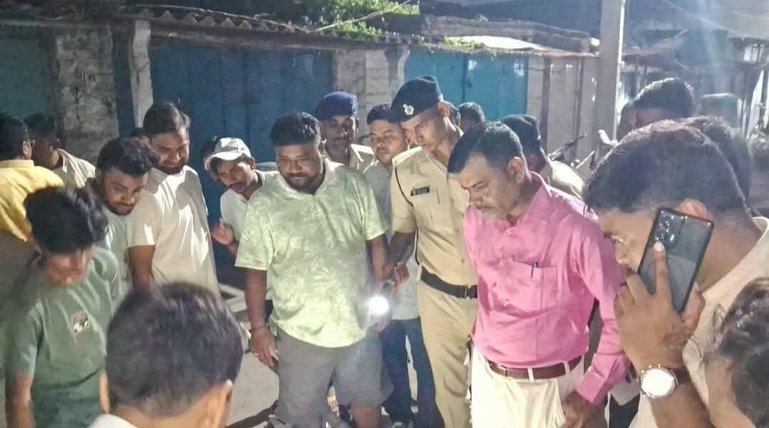 बरौनी चौक में 12 वर्षीय बच्चे का शव मिलने से सनसनी, परिजनों ने हत्या का लगाया आरोप
संवाददाता मुकेश कुमार
बरौनी/बेगूसरायः बुधवार की शाम फुलवड़िया थाना क्षेत्र के बरौनी चौक स्थित कालालिखना के समीप 12 वर्षीय बच्चे का शव मिलने से इलाके में सनसनी फैल गई। मृतक की पहचान नगर परिषद बरौनी के वार्ड संख्या 06 निवासी मोहम्मद कैसर के 12 वर्षीय पुत्र दिलशाद के रूप में हुई है।
जानकारी मिलते ही परिजन बच्चे के शव को दिन दयाल रोड स्थित लाइफ केयर क्लीनिक लेकर पहुंचे, जहां चिकित्सकों ने उसे मृत घोषित कर दिया। इसके बाद परिजनों ने शव को बरौनी चौक पर रखकर सड़क जाम कर दिया और घटना का विरोध जताया। घटना की सूचना मिलते ही फुलवड़िया थानाध्यक्ष विजय साहनी पुलिस बल के साथ मौके पर पहुंचे। परिजनों ने बच्चे की हत्या कर शव फेंके जाने का आरोप लगाया और मामले की जांच कर दोषियों के खिलाफ कार्रवाई की मांग की।
इसी दौरान भीड़ में एक व्यक्ति के पकड़े जाने के बाद स्थिति तनावपूर्ण हो गई। फुलवड़िया थाना की 112 टीम के प्रभारी भूपेंद्र साह ने सूझबूझ दिखाते हुए युवक को भीड़ से सुरक्षित निकालकर उसकी जान बचाई।
घटना की सूचना पर तेघड़ा अनुमंडल पुलिस पदाधिकारी श्री कृष्ण सिंह भी मौके पर पहुंचे और परिजनों से बातचीत कर उन्हें समझाया-बुझाया। इसके बाद पुलिस ने शव को अपने कब्जे में लेकरफुलवड़िया थाना ले गई।
मौके पर फुलवड़िया थाना के एएसआई गौतम कुमार, संजीव कुमार, उपेंद्र कुमार सहित बड़ी संख्या में पुलिस बल मौजूद रहा। पुलिस पूरे मामले की जांच में जुटी है। बच्चे की मौत के वास्तविक कारणों का पता जांच और पोस्टमार्टम रिपोर्ट के बाद ही स्पष्ट हो सकेगा
