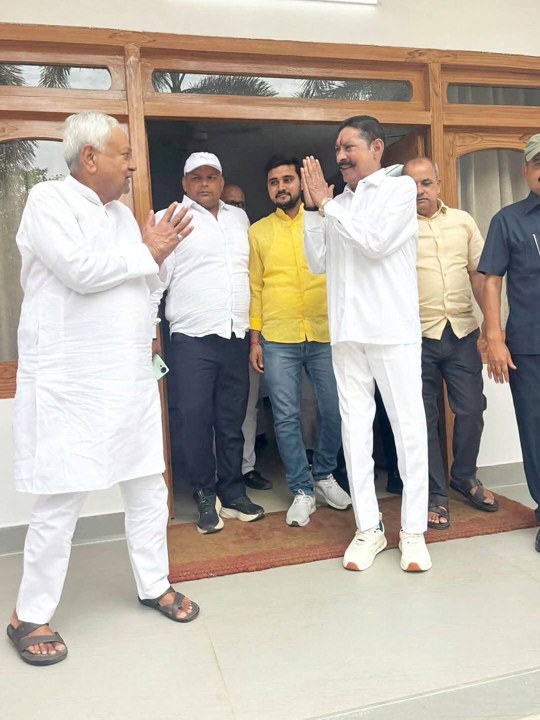 बड़ी खबर: पूर्व CM नीतीश कुमार से मिलने पहुंचे मोकामा विधायक अनंत सिंह, सियासी गलियारों में हलचल तेज!