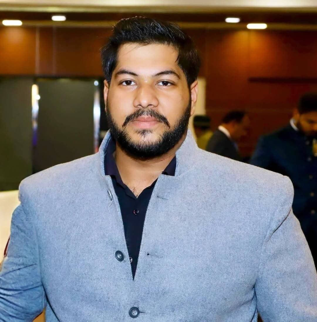 न्यूज़ देशआदेश पांवटा साहिब में बने पुलिस मुख्यालय, तीन राज्यों की सीमाओं से सटे क्षेत्र को मिले मजबूत सुरक्षा तंत्र — संयम गुप्ता
बढ़ता नशा और अपराध चिंताजनक, अतिरिक्त पुलिस बल की भी है आवश्यकता
पांवटा साहिब। पांवटा साहिब की भौगोलिक स्थिति और लगातार बढ़ती आपराधिक गतिविधियों को देखते हुए क्षेत्र में पुलिस मुख्यालय की स्थापना समय की सबसे बड़ी आवश्यकता है। पांवटा साहिब तीन राज्यों की सीमाओं से सटा हुआ महत्वपूर्ण क्षेत्र है, ऐसे में यहां कानून-व्यवस्था को मजबूत बनाए रखने के लिए वर्तमान पुलिस व्यवस्था के साथ-साथ पर्याप्त अतिरिक्त पुलिस बल और मजबूत प्रशासनिक ढांचे की आवश्यकता है।
यह बात भाजपा युवा मोर्चा मंडल पांवटा साहिब के अध्यक्ष संयम गुप्ता ने कही। उन्होंने कहा कि पांवटा साहिब में बढ़ता नशा आज पूरे समाज के लिए गंभीर चिंता का विषय बन चुका है। चोरी की वारदात हो या कोई अन्य आपराधिक घटना, नशे के आदी युवाओं का अपराध की ओर बढ़ना चिंता का विषय है। नशे के कारण युवा अपना भविष्य बर्बाद करने के साथ-साथ अपराध की ओर भी धकेले जा रहे हैं।
संयम गुप्ता ने कहा कि पांवटा साहिब में नशे का कारोबार भी लगातार बढ़ रहा है। राष्ट्रीय राजमार्ग से कुछ ही दूरी पर नशे की बिक्री होने की शिकायतें सामने आना बेहद गंभीर विषय है। नशे के कारोबार पर प्रभावी रोक लगाने के लिए केवल नशा करने वालों पर कार्रवाई पर्याप्त नहीं है, बल्कि नशे की सप्लाई करने वाले और इसके अवैध कारोबार से जुड़े लोगों पर भी कठोर कार्रवाई आवश्यक है।
उन्होंने कहा कि पांवटा साहिब की तीन राज्यों से लगी सीमाएं इसे सुरक्षा की दृष्टि से और अधिक संवेदनशील बनाती हैं। दूसरे राज्यों से होने वाली आवाजाही को देखते हुए नशे की तस्करी, अंतरराज्यीय अपराध और अन्य अवैध गतिविधियों पर निगरानी के लिए अधिक पुलिस बल की आवश्यकता है।
संयम गुप्ता ने कहा कि ऐसे में पांवटा साहिब में पुलिस मुख्यालय की स्थापना केवल एक मांग नहीं, बल्कि क्षेत्र की सुरक्षा की आवश्यकता है। पुलिस मुख्यालय बनने से क्षेत्र में वरिष्ठ अधिकारियों की प्रभावी उपस्थिति सुनिश्चित होगी, पुलिस प्रशासन मजबूत होगा, अतिरिक्त पुलिस बल की तैनाती का आधार तैयार होगा तथा अपराध और नशे के खिलाफ कार्रवाई को और अधिक प्रभावी बनाया जा सकेगा।
उन्होंने प्रदेश सरकार से मांग की कि पांवटा साहिब में पुलिस मुख्यालय स्थापित करने की प्रक्रिया जल्द शुरू की जाए और क्षेत्र को पर्याप्त अतिरिक्त पुलिस बल उपलब्ध करवाया जाए। साथ ही तीनों राज्यों से जुड़ी सीमाओं पर निगरानी व्यवस्था को मजबूत किया जाए और नशे के अवैध कारोबार के खिलाफ विशेष अभियान चलाया जाए।
संयम गुप्ता ने कहा कि पांवटा साहिब के युवाओं का भविष्य सुरक्षित रखना और आम जनता को भयमुक्त वातावरण देना सरकार की प्राथमिक जिम्मेदारी होनी चाहिए। पांवटा साहिब को मजबूत पुलिस व्यवस्था की जरूरत है और इसके लिए पुलिस मुख्यालय की स्थापना अब टाली नहीं जानी चाहिए।