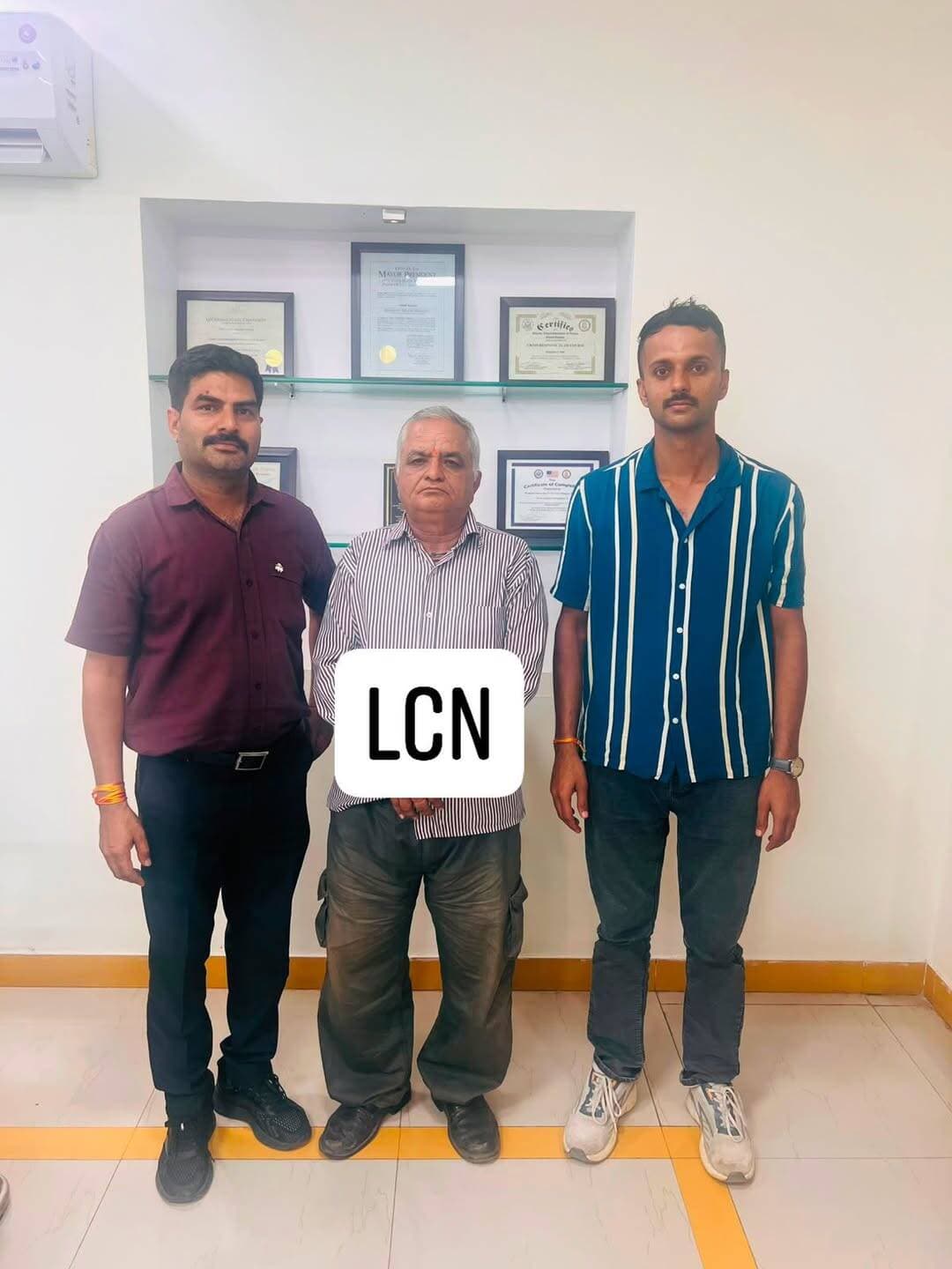 ₹24 हजार की रिश्वत लेते मंडी कर्मचारी गिरफ्तार
उदयपुर। भ्रष्टाचार निरोधक ब्यूरो (ACB) ने कृषि उपज मंडी, सविना, उदयपुर में कार्रवाई करते हुए ₹24 हजार की रिश्वत लेते कर्मचारी मनोहरलाल को रंगे हाथ गिरफ्तार किया। ACB के अनुसार आरोपी ने परिवादी से कुल ₹65 हजार रिश्वत की मांग की थी। रिश्वत की राशि देने के लिए लगातार दबाव बनाए जाने की शिकायत पर सत्यापन के बाद ट्रैप कार्रवाई की गई। आरोपी को मंडी परिसर में परिवादी से ₹24 हजार नकद लेते पकड़ा गया। मामले में आगे की कार्रवाई जारी है।