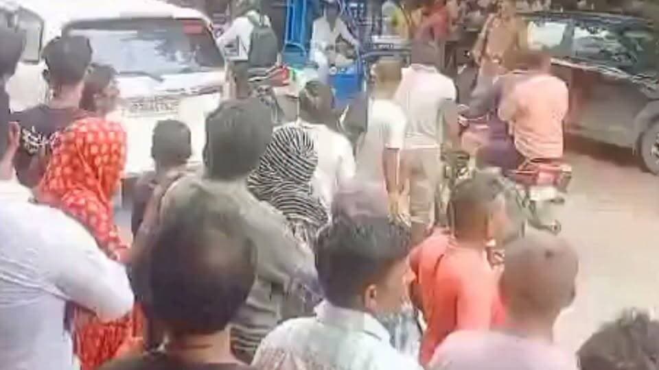 हनुमानगंज बाजार में गुरुवार को 26 वर्षीय महिला उषा की गला रेतकर हत्या कर दी गई। महिला का शव किराये के कमरे में मिला। घटना के समय वह घर में अकेली थी। सूचना पर पहुंची पुलिस और फील्ड यूनिट ने जांच की तथा आसपास के सीसीटीवी फुटेज खंगाले। पुलिस ने एक संदिग्ध को हिरासत में लेकर पूछताछ शुरू कर दी है।