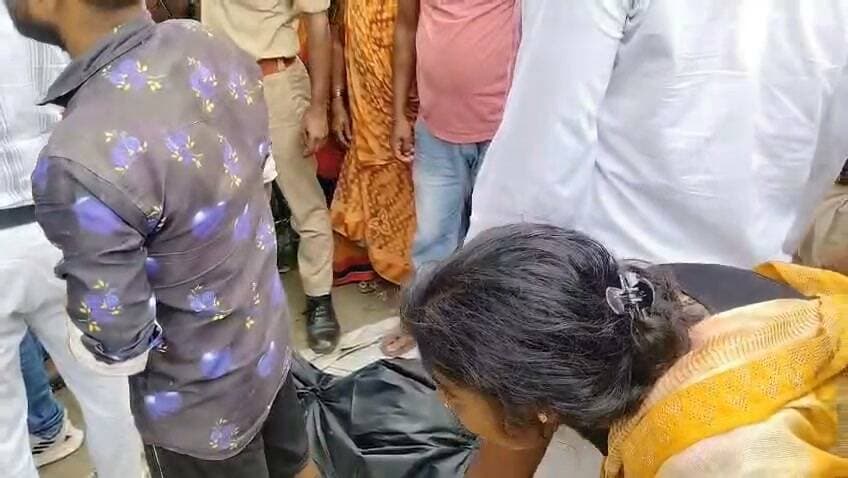 मुगरसन गांव में घर के बाहर सो रही महिला को सांप ने डंसा, मौत