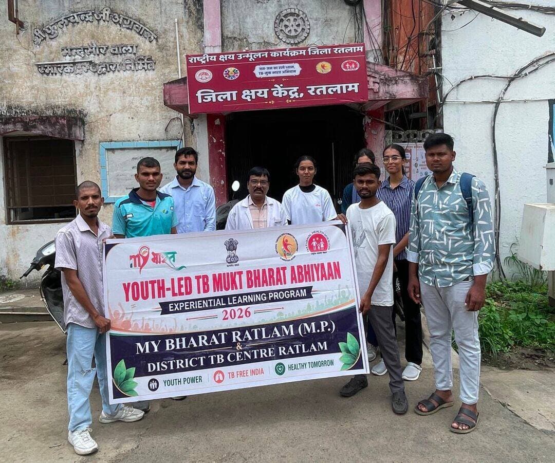युवाओं के सहयोग से टीबी के प्रति चलाया जाएगा जनजागरूकता अभियान
मुख्य चिकित्सा एवं स्वास्थ्य अधिकारी डॉ. किरण वाडिवा ने बताया कि टीबी मुक्त भारत अभियान को जन जन तक पहुंचाने तथा जिले के युवाओ की कार्यक्रम में सक्रिय भुमिका सुनिश्चित करने के उद्देश्य से राष्ट्रीय क्षय उन्मूलन कार्यक्रम तथा मेरा युवा भारत, युवा कार्यक्रम एवं खेल मंत्रालय भारत सरकार से जिले को पायलेट प्रोजेक्ट में नामांकित होने पर जिले के माय भारत वालेन्टियर के साथ विकासखण्ड चिकित्सा अधिकारी, विकास खण्ड कार्यक्रम प्रबंधक, बी सी एम तथा टीबी कार्यक्रम के कर्मचारियो हेतु जिला स्तरिय 'अनुभवात्मक शिक्षण कार्यक्रम' का आयोजन किया गया।
स्वास्थ्य विभाग तथा युवा कार्यक्रम एवं खेल मंत्रालय के आपसी समन्वयन से जिले के पॉच नामांकित जावरा से अजर्ला, आलोट से निपानिया लीला, सैलाना से कांगसी, रतलाम ग्रामीण से काण्डरवासा, बाजना से ठिकरिया गावों में पायलेट प्रोजेक्ट के रूप में माय भारत वालेन्टियर का सहयोग लेकर टीबी मुक्त भारत अभियान में सामाजिक जागरूकता, स्वच्छता, नशामुक्ति टी बी रोग को लेकर भ्रांतियो के संबंध में जन अभियान चलाया जायेगा
इस अभियान में युवा साथियो के साथ स्वास्थ्य विभाग से सामुदायिक स्वास्थ्य अधिकारी, स्वास्थ्य कार्यकर्ता, आशा सहयोगिनी, कार्यकर्ता ग्राम स्तर में मुख्य भुमिका में होगे।
विकास खण्ड स्तर से आवश्यक तकनीकि सहयोग स्वास्थ्य शिविर का आयोजन कर पोर्टबल हेण्ड हेल्ड एक्स रे मशीन से त्वरित जॉच सुविधा इस अभियान में दी जाएगी।
<nis:link nis:type=tag nis:id=jansampark nis:value=JanSampark nis:enabled=true nis:link/> <nis:link nis:type=tag nis:id=ratlam nis:value=ratlam nis:enabled=true nis:link/>