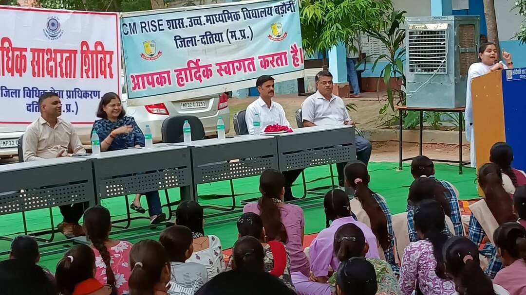प्रधान जिला एवं सत्र न्यायाधीश श्री विजय चंद्र के मार्गदर्शन में नालसा जागृति स्कीम-2025 के अंतर्गत “सशक्त युवा, सशक्त भारत” विषय पर चलाए जा रहे अभियान के तहत सीएम राइज विद्यालय, बड़ौनी में जागरूकता कार्यक्रम आयोजित किया गया।
कार्यक्रम में सचिव, जिला विधिक सेवा प्राधिकरण सुश्री निधि पिंटो ने छात्र-छात्राओं को पॉक्सो एक्ट, बच्चों की सुरक्षा, कानूनी अधिकारों एवं जागरूकता के संबंध में जानकारी दी। वहीं जिला विधिक सहायता अधिकारी श्रीमती विभूति तिवारी ने बाल श्रम निषेध, बच्चों के संवैधानिक अधिकार एवं शिक्षा के अधिकार के प्रति विद्यार्थियों को जागरूक किया।
#datia #CMMadhyapradesh #JansamparkMP #दतिया