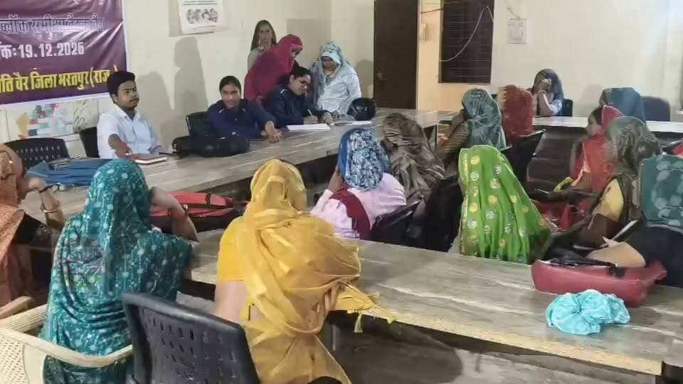 वैर ब्लॉक में महिलाओं को आत्मरक्षा का दिया प्रशिक्षण.......
वैर। राजीविका की लखपति दीदी योजना में सम्मिलित महिलाओं को महिला कांस्टेबल चंचल चौधरी एवं महादेवी फौजदार द्वारा आत्मरक्षा का प्रशिक्षण दिया गया। प्रशिक्षण के दौरान महिलाओं को विपरीत परिस्थितियों में अपनी सुरक्षा करने के लिए बेसिक आत्मरक्षा तकनीकों की जानकारी दी गई।
प्रशिक्षण के दौरान राजीविका स्टाफ से एरिया कोऑर्डिनेटर श्री राजेश कुमार जाटव एवं श्री शुभरत जी (YP) सहित संबंधित स्टाफ मौजूद रहा। प्रशिक्षण का उद्देश्य महिलाओं को आत्मनिर्भर बनाने के साथ-साथ उन्हें अपनी सुरक्षा के प्रति जागरूक एवं सजग करना रहा।