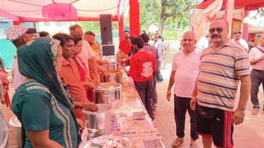 मां चिंतपूर्णी कृपा लंगर कमेटी ने लगाया तीन दिवसीय लंगर, देहरा की जनता ने दिया पूरा सहयोग
देहरा।। News123 ।। मां चिंतपूर्णी कृपा लंगर कमेटी, बाबा मोहन दास मार्केट, नजदीक वेरका प्लांट जालंधर की ओर से 18 से 20 अगस्त तक तीन दिवसीय वार्षिक लंगर का आयोजन किया गया। लंगर में क्षेत्र के लोगों, श्रद्धालुओं और राहगीरों के लिए भोजन एवं प्रसाद की व्यवस्था की गई। इस दौरान बड़ी संख्या में श्रद्धालुओं ने पहुंचकर प्रसाद ग्रहण किया।
आयोजन स्थल पर श्रद्धालुओं के लिए विशेष व्यवस्थाएं की गई थीं। कमेटी के पदाधिकारियों और सदस्यों ने सेवा भाव से लंगर की व्यवस्थाओं को संभाला। धार्मिक वातावरण के बीच श्रद्धालुओं ने मां चिंतपूर्णी का आशीर्वाद लिया और लंगर सेवा में सहयोग किया।
ट्रेजर एंड एग्जीक्यूटिव सेक्रेट्री रमणीक खन्ना ने कहा कि मां चिंतपूर्णी की कृपा से हर वर्ष लंगर का आयोजन किया जाता है। इस वर्ष भी तीन दिवसीय लंगर श्रद्धा और सेवा भावना के साथ संपन्न हुआ। उन्होंने कहा कि लंगर का उद्देश्य श्रद्धालुओं और राहगीरों की सेवा करना तथा समाज में सेवा और भाईचारे की भावना को मजबूत करना है।
रमणीक खन्ना ने विशेष रूप से देहरा की जनता का आभार जताते हुए कहा कि स्थानीय लोगों ने लंगर आयोजन में पूरा सहयोग दिया। उन्होंने कहा कि जनता के सहयोग और सेवादारों की मेहनत से ही इस आयोजन को सफल बनाया जा सका। उन्होंने लंगर में प्रत्यक्ष और अप्रत्यक्ष रूप से सहयोग करने वाले सभी लोगों का धन्यवाद किया।
कमेटी के चेयरमैन अमित सिंघल (जेएमडी प्रॉपर्टी डीलर), प्रधान राजन चौहान और जनरल सेक्रेट्री मुकेश शर्मा सहित अन्य सदस्य भी आयोजन की व्यवस्थाओं में सक्रिय रूप से जुटे रहे।
कमेटी पदाधिकारियों ने कहा कि समाज सेवा और धार्मिक आयोजनों के माध्यम से सेवा का यह सिलसिला आगे भी जारी रखा जाएगा।