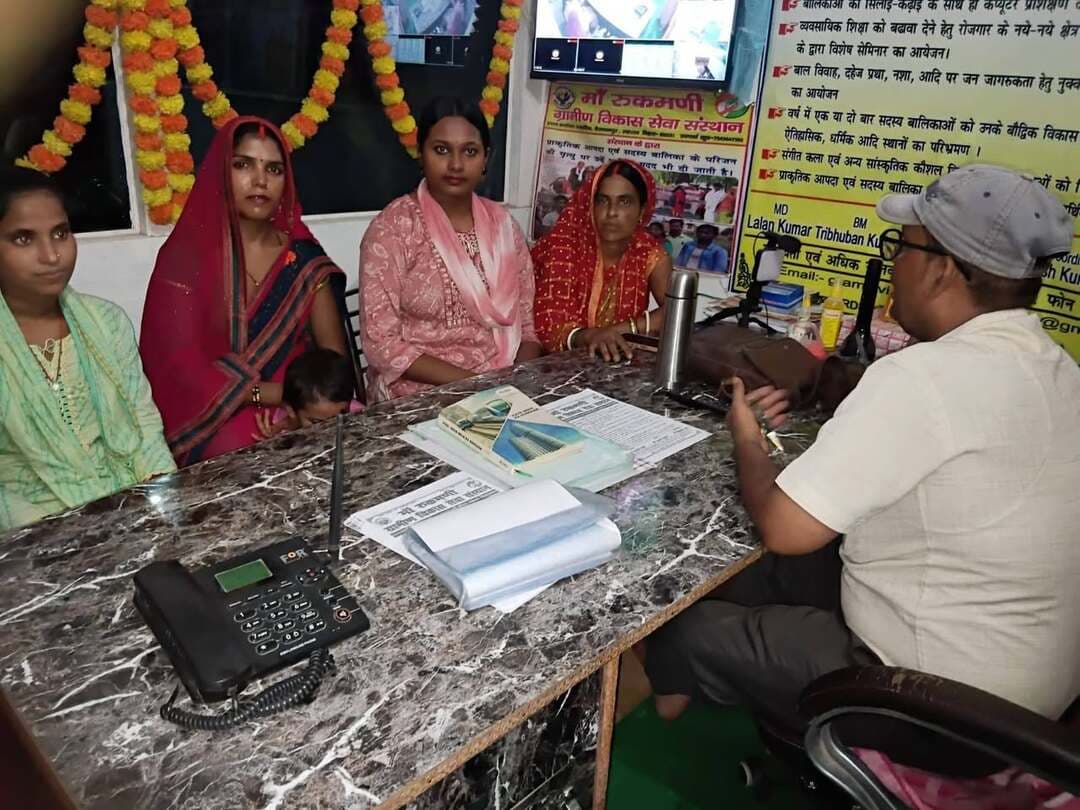MRGVS संस्थान कार्यालय में दर्जनों दीदी को संस्थान की कार्य को विस्तार रुप से समझाते हुए...कैसा लग रहा हैं संस्थान की कार्य...काॅमेंट बांक्स में जरुर बताए...धन्यवाद