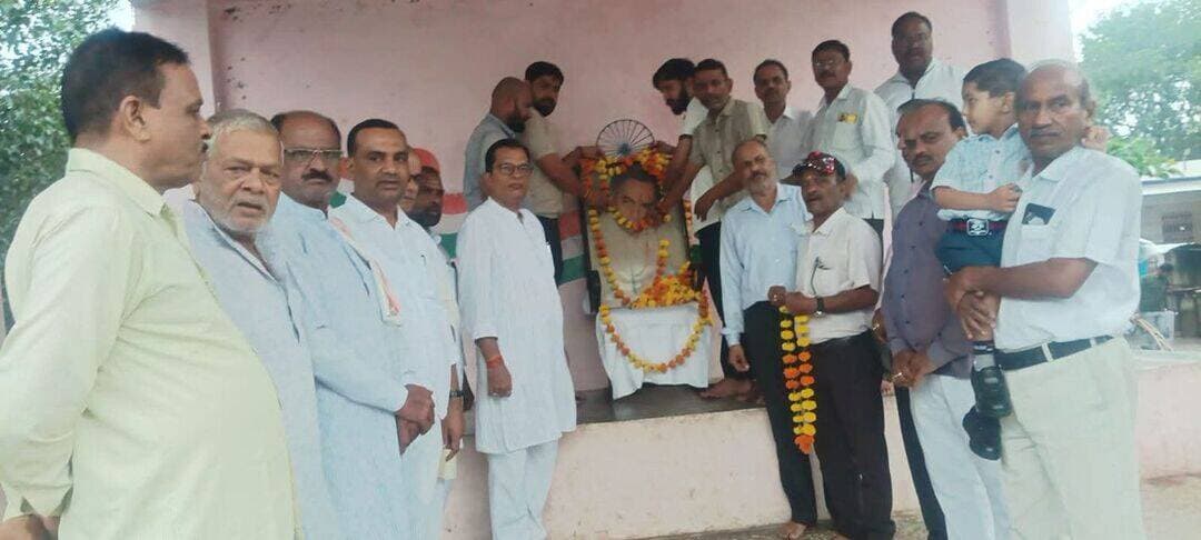 रहली में आधुनिक भारत की नीव रखने वाले भारत रत्न,पूर्व प्रधानमंत्री स्व.राजीव गांधी जी की जयंती पर माल्यार्पण कर श्रद्धा सुमन अर्पित करते हुए कांग्रेस जन
राजीव गांधी अमर रहे..