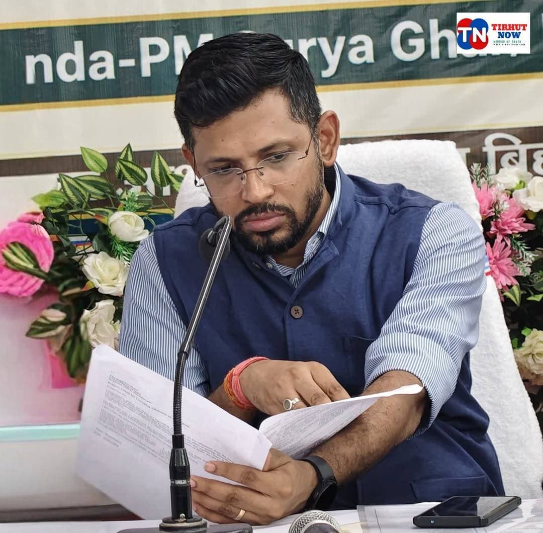 DM कुमार गौरव का बड़ा एक्शन! मुशहरी में राजस्व कर्मी पर FIR-निलंबन की तैयारी, मोतीपुर में भी विभागीय कार्रवाई
मुजफ्फरपुर में सरकारी कार्यों में लापरवाही और राजस्व मामलों में अनियमितता को लेकर जिला पदाधिकारी कुमार गौरव ने सख्त रुख अपनाया है। मुशहरी और मोतीपुर अंचल से जुड़े दो मामलों में संबंधित राजस्व कर्मियों के खिलाफ कार्रवाई की प्रक्रिया शुरू करने का निर्देश दिया गया है।
मुशहरी अंचल के राजस्व कर्मचारी वीरेन्द्र राम पर महम्मदपुर काजी से जुड़े दाखिल-खारिज मामले में गंभीर लापरवाही, विभागीय नियमों की अनदेखी और वसीयतनामा से छेड़छाड़ के आरोप सामने आए हैं। मामले में प्राथमिकी दर्ज कराने के साथ निलंबन की कार्रवाई के लिए पूर्वी चंपारण के समाहर्ता को पत्र भेजा गया है।
वहीं, मोतीपुर अंचल के राजस्व कर्मचारी नागेन्द्र कुमार ठाकुर के विरुद्ध भी विभागीय कार्रवाई शुरू की गई है। मामला BIADA की करीब 16.86 एकड़ भूमि की कथित अवैध जमाबंदी कर निजी व्यक्तियों को हस्तांतरित किए जाने से जुड़ा है। इस मामले में आरोप पत्र प्रपत्र-क गठित कर विभागीय जांच की प्रक्रिया शुरू की गई है।
जिलाधिकारी कुमार गौरव ने स्पष्ट किया कि राजस्व एवं भूमि सुधार से जुड़े मामलों में लापरवाही, अनियमितता या भ्रष्ट आचरण किसी भी कीमत पर बर्दाश्त नहीं किया जाएगा। दोषी पाए जाने वाले कर्मियों और अधिकारियों पर नियमानुसार सख्त कार्रवाई होगी।
<nis:link nis:type=tag nis:id=tirhutnow nis:value=TirhutNow nis:enabled=true nis:link/> <nis:link nis:type=tag nis:id=muzaffarpurnews nis:value=MuzaffarpurNews nis:enabled=true nis:link/> <nis:link nis:type=tag nis:id=kumargaurav nis:value=KumarGaurav nis:enabled=true nis:link/> <nis:link nis:type=tag nis:id=biharnews nis:value=BiharNews nis:enabled=true nis:link/> <nis:link nis:type=tag nis:id=muzaffarpur nis:value=Muzaffarpur nis:enabled=true nis:link/>