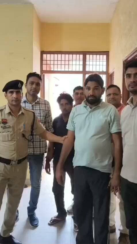 पानीपत पुलिस
19 अगस्त 2025
*निजी कंपनी की साइट से सरिया चोरी करने वाले दो आरोपी गिरफ्तार*
पानीपत, 19 अगस्त ( ) एंटी व्हीकल थेप्ट पुलिस टीम ने थाना सेक्टर 13/17 क्षेत्र में एक निजी कंपनी की साइट से सरिया चोरी करने वाले दो आरोपियों को मंगलवार शाम को केएमपी मानेसर से गिरफ्तार किया। आरोपियों की पहचान मेवात के सुनारी गांव निवासी अकबर व फारूख के रूप में हुई है। साइट से 8 टन सरिया चोरी किया था।
एंटी व्हीकल थेप्ट इंचार्ज सब इंस्पेक्टर राकेश ने बताया कि थाना सेक्टर 13/17 में अमुपुर करनाल निवासी विक्रमजीत सिंह ने पुलिस को दी शिकायत में बताया कि वह गौरव सिंह कांट्रेक्टर के नाम से मैन रोड तहसील कैंप चौक से सनौली रोड तक ड्रेन बनाने का काम कर रहे हैं। ड्रेन निर्माण के लिए सरिये का सेक्टर-13/17 में आनंद गार्डन के सामने साइट पर स्टॉक करके रखते है। 21 जुलाई को साइट पर 10 टन 10 एमएम सरिया आया था, जिसमें से करीब 2 टन सरिया निर्माण कार्य में इस्तेमाल हो गया था। बाकी करीब 8 टन सरिया साइट पर रखा हुआ था। 25 जुलाई को उन्होंने साइट पर रखे सामान को चेक किया और वहां से चले गए। 26 जुलाई को सुबह साइट पर पहुंचे तो वहां रखा करीब 8 टन सरिया नहीं मिला। थाना सेक्टर 13/17 में विक्रमजीत की शिकायत पर अभियोग दर्ज कर पुलिस ने मामले की जांच व आरोपियों की धरपकड़ शुरू कर दी थी।
इंचार्ज सब इंस्पेक्टर राकेश ने बताया कि एंटी व्हीकल थेप्ट पुलिस टीम ने अपने सभी सोर्स एक्टिव कर आरोपियों की पहचान व धरपकड़ में लगी थी। पुलिस टीम ने मंगलवार शाम को मिली गुप्त सूचना पर दबिश देकर दो आरोपियों को केएमपी मानेसर से गिरफ्तार किया। पूछताछ में दोनों आरोपियों ने अपने अन्य कई साथी आरोपियों के साथ मिलकर उक्त वारदात को अंजाम देना स्वीकारा। पुलिस ने बुधवार को दोनों आरोपियों को माननीय न्यायालय में पेश किया जहा से उन्हें 6 दिन के पुलिस रिमांड पर लिया गया। रिमांड के दौरान पुलिस आरोपियों से गहनता से पूछताछ करने के साथ चोरी किया सरिया बरामद करने व वारदात में शामिल फरार इनके साथी आरोपियों के ठिकानों का पता लगा काबू करने का प्रयास करेगी।