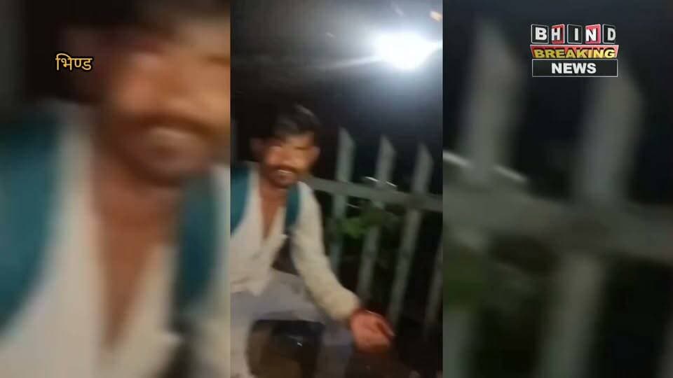 भिण्ड में बड़ा हादसा टला 50 मीटर दूर थी ट्रेन पुलिस ने पटरी से खींचकर बचाई युवक की जान।
#bhindbrekingnews