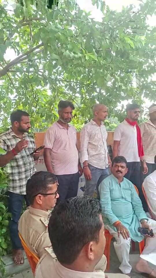 गोल्डेन दास को रणवीर सेना के गोलू सिंह का खुला चैलेंज "अगर औकात हैं तो सीवान आकर दिखाओ"
रणवीर सेना के मोनू सिंह का पुलिस प्रशासन को चेतावनी, अगर उज्जैन के बंगरा निवासी संतोष सिंह को नहीं मिलेगा न्याय, तो रणवीर सेना खुद करेगी न्याय